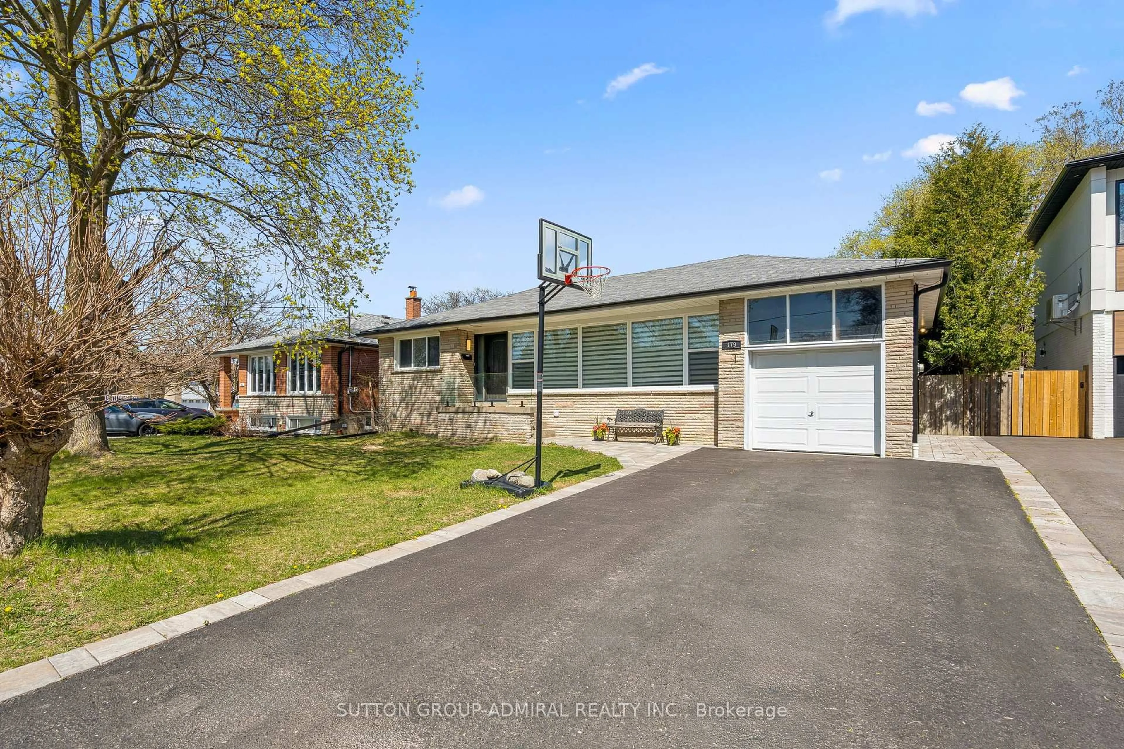 A pic from outside/outdoor area/front of a property/back of a property/a pic from drone, street for 179 Elder St, Toronto Ontario M3H 5H3