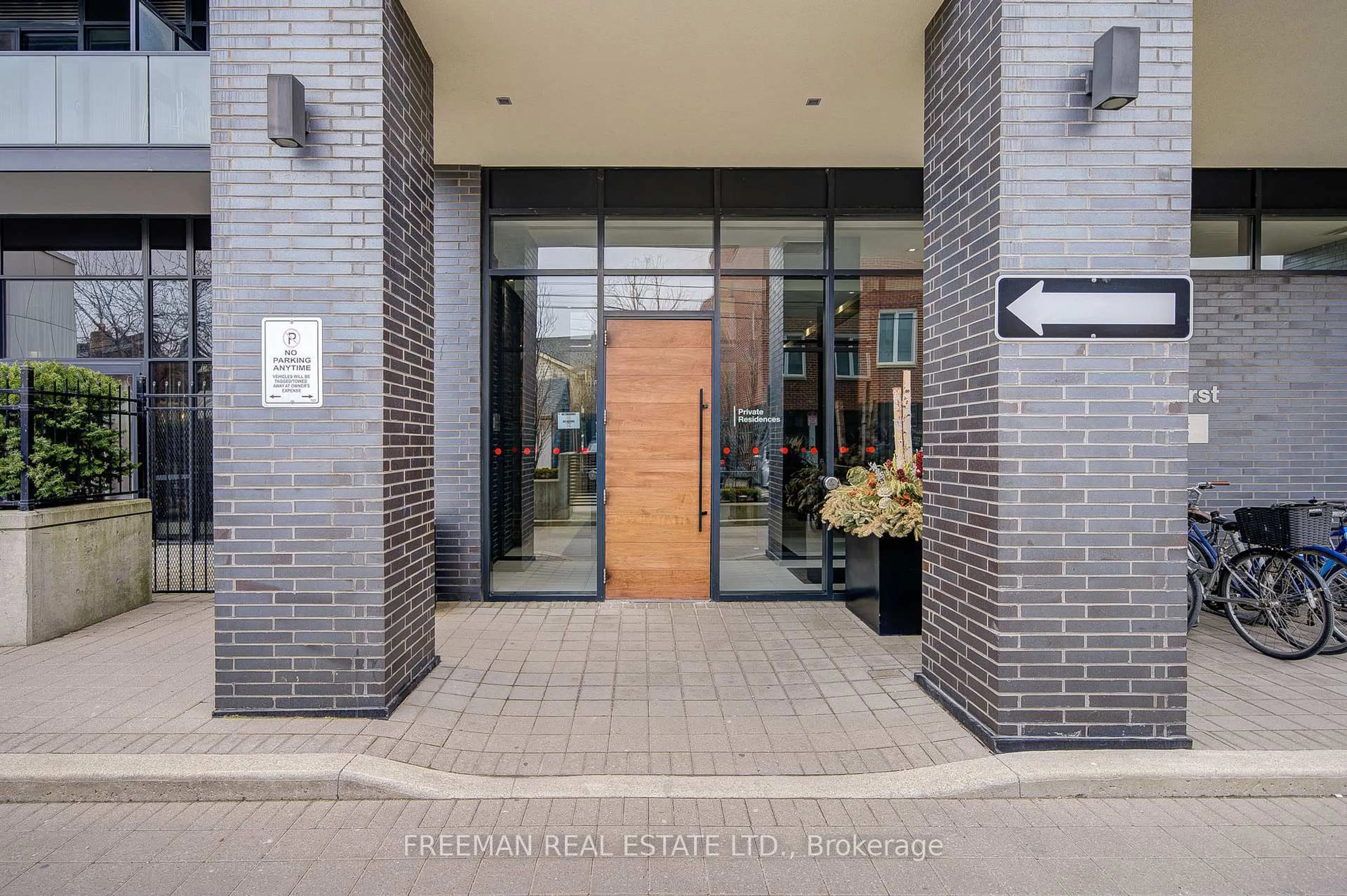 Indoor foyer for 783 Bathurst St #417, Toronto Ontario M5S 0A8