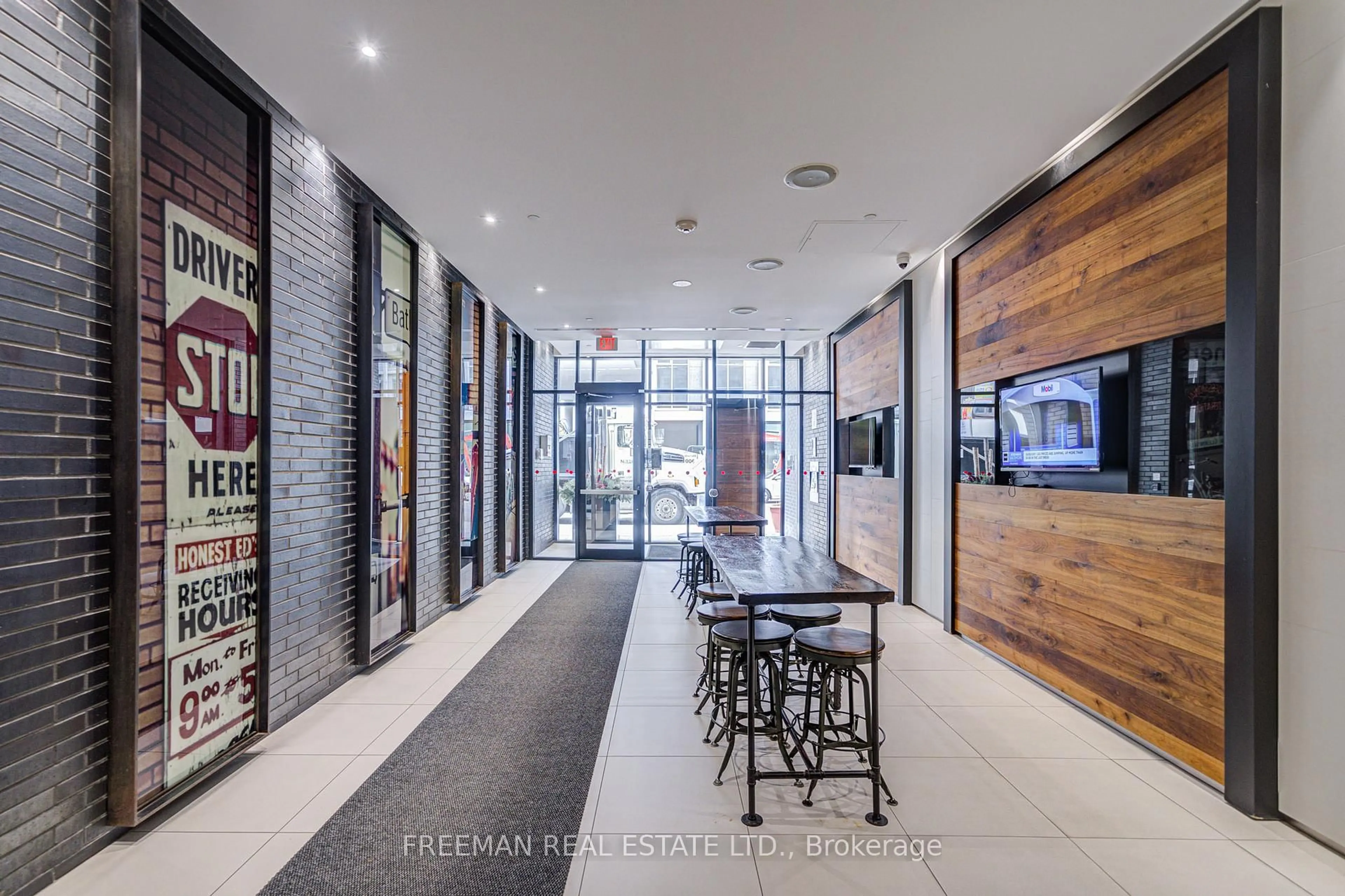 Indoor foyer for 783 Bathurst St #417, Toronto Ontario M5S 0A8