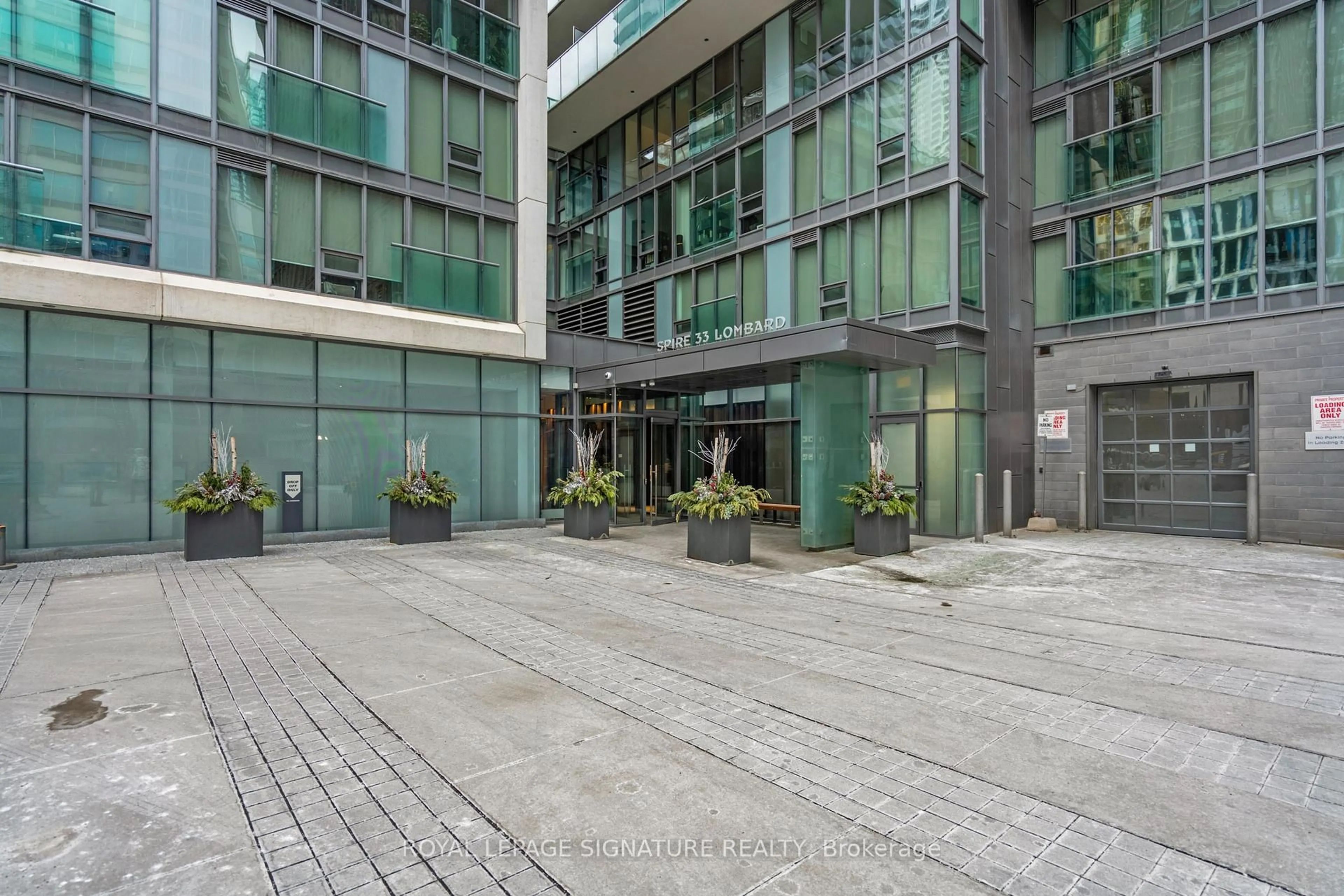 Indoor foyer for 33 Lombard St #201, Toronto Ontario M5C 3H8