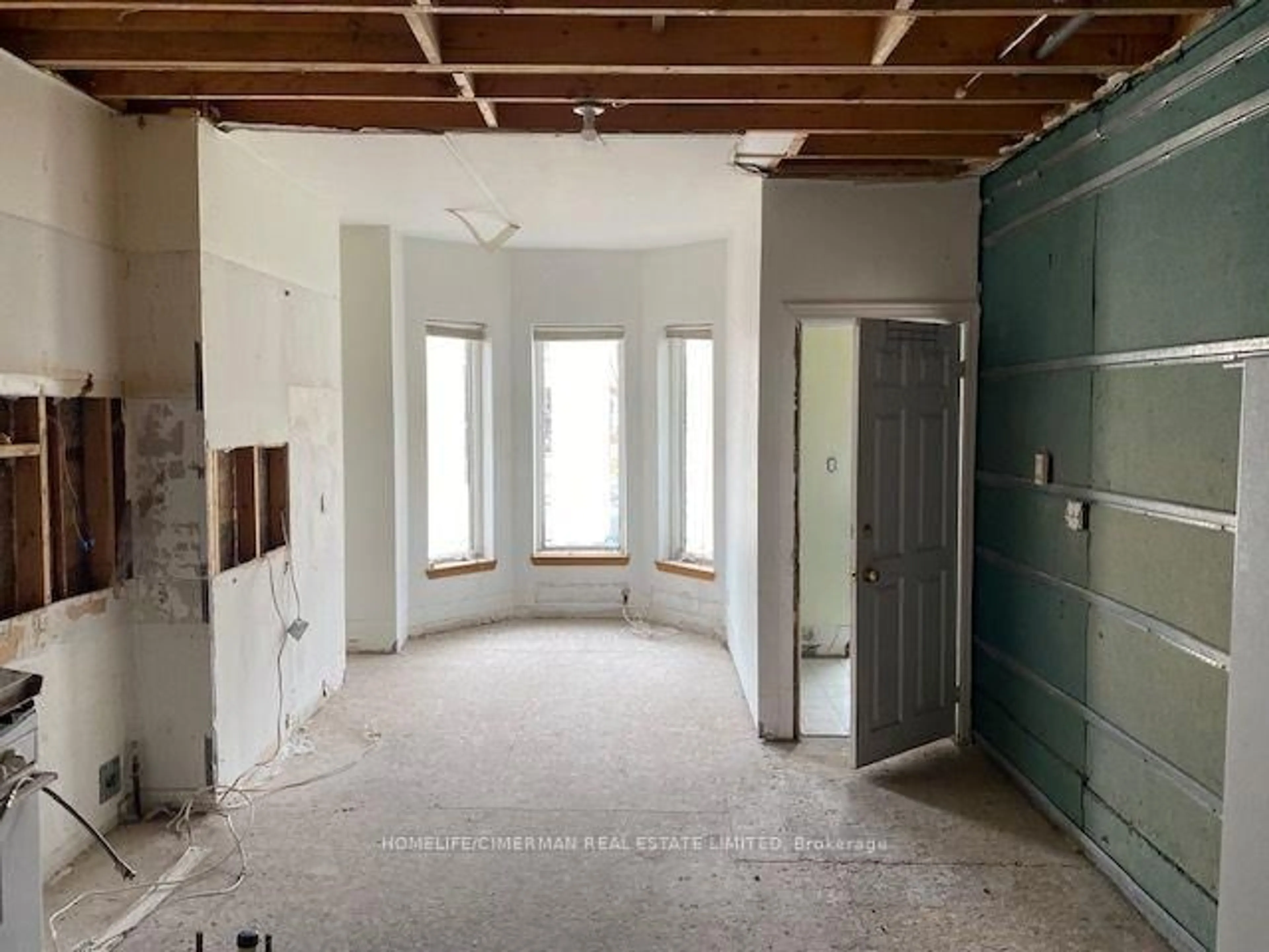 A pic of a room for 27 Rusholme Rd, Toronto Ontario M6J 3H3