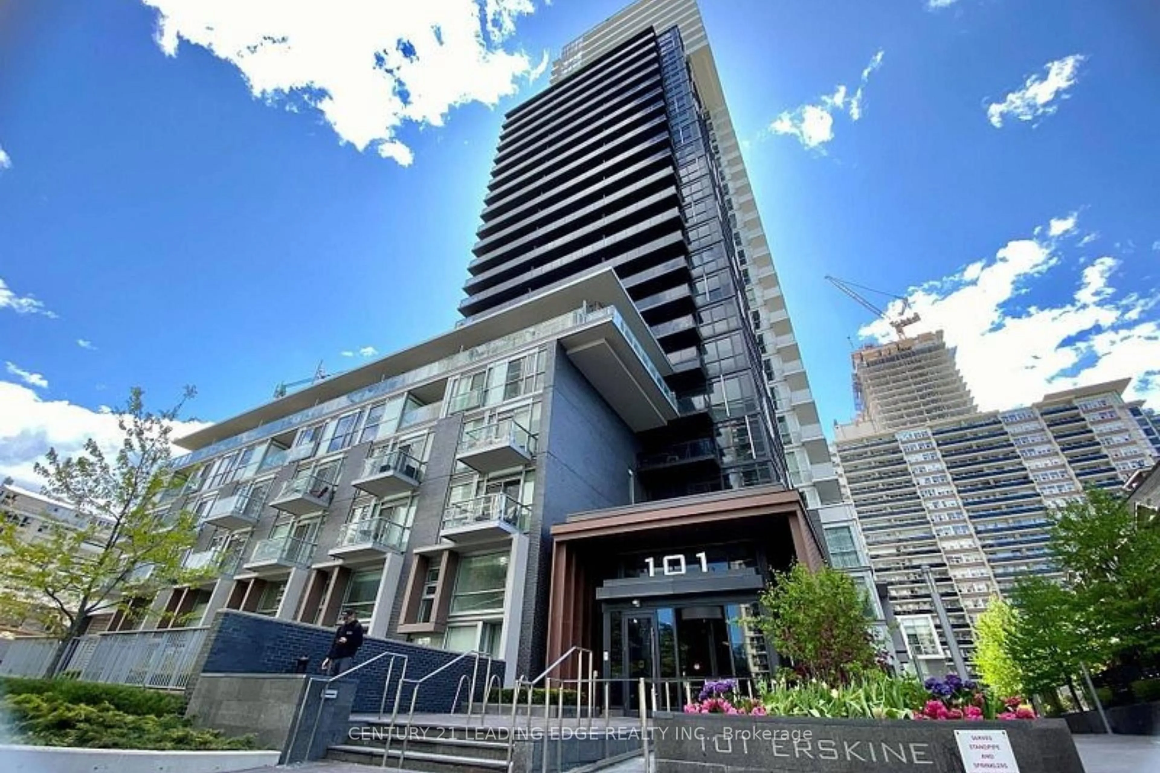 Indoor foyer for 101 Erskine Ave #208, Toronto Ontario M4P 1Y5