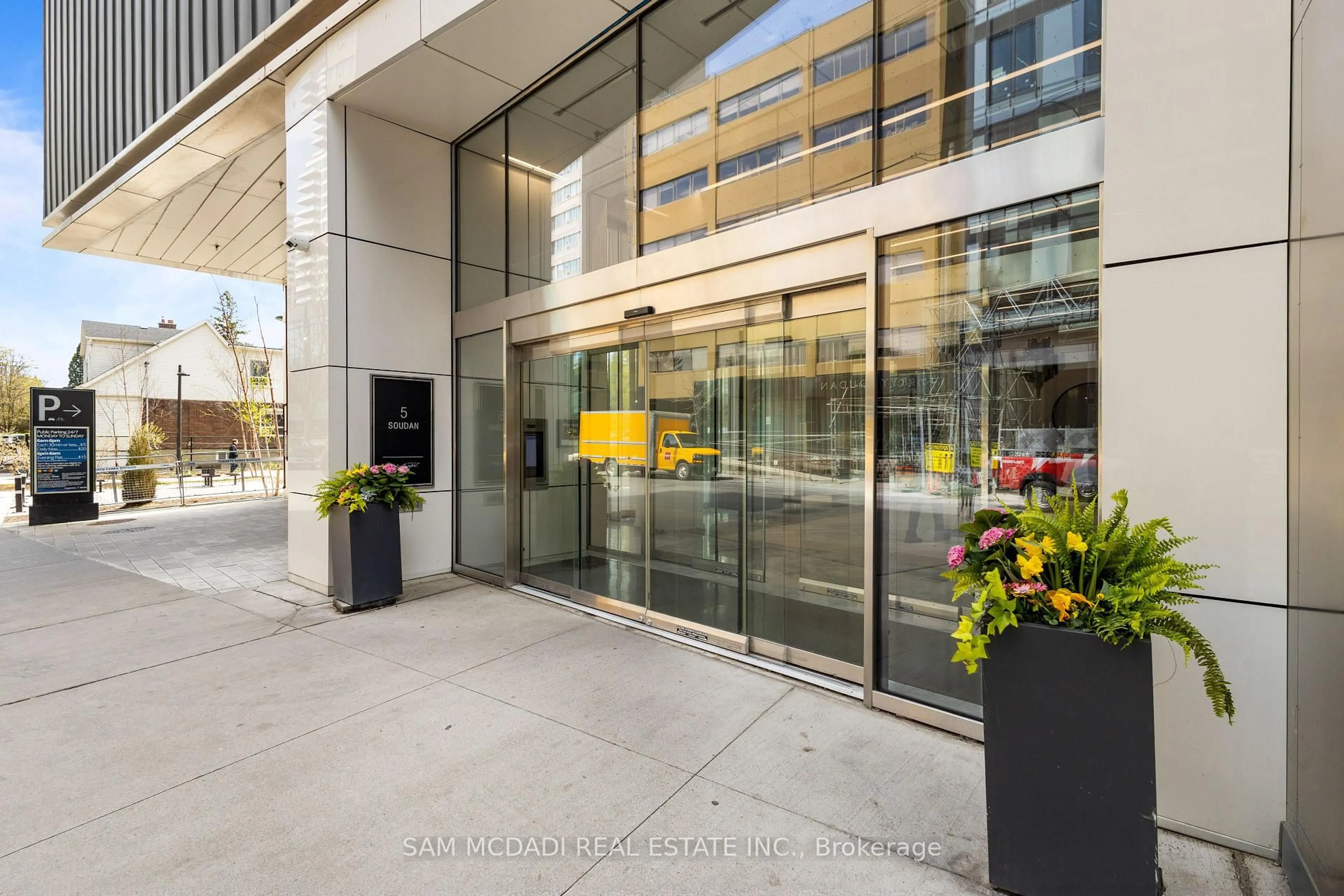 Indoor foyer for 5 Soudan Ave #802, Toronto Ontario M4S 0B1