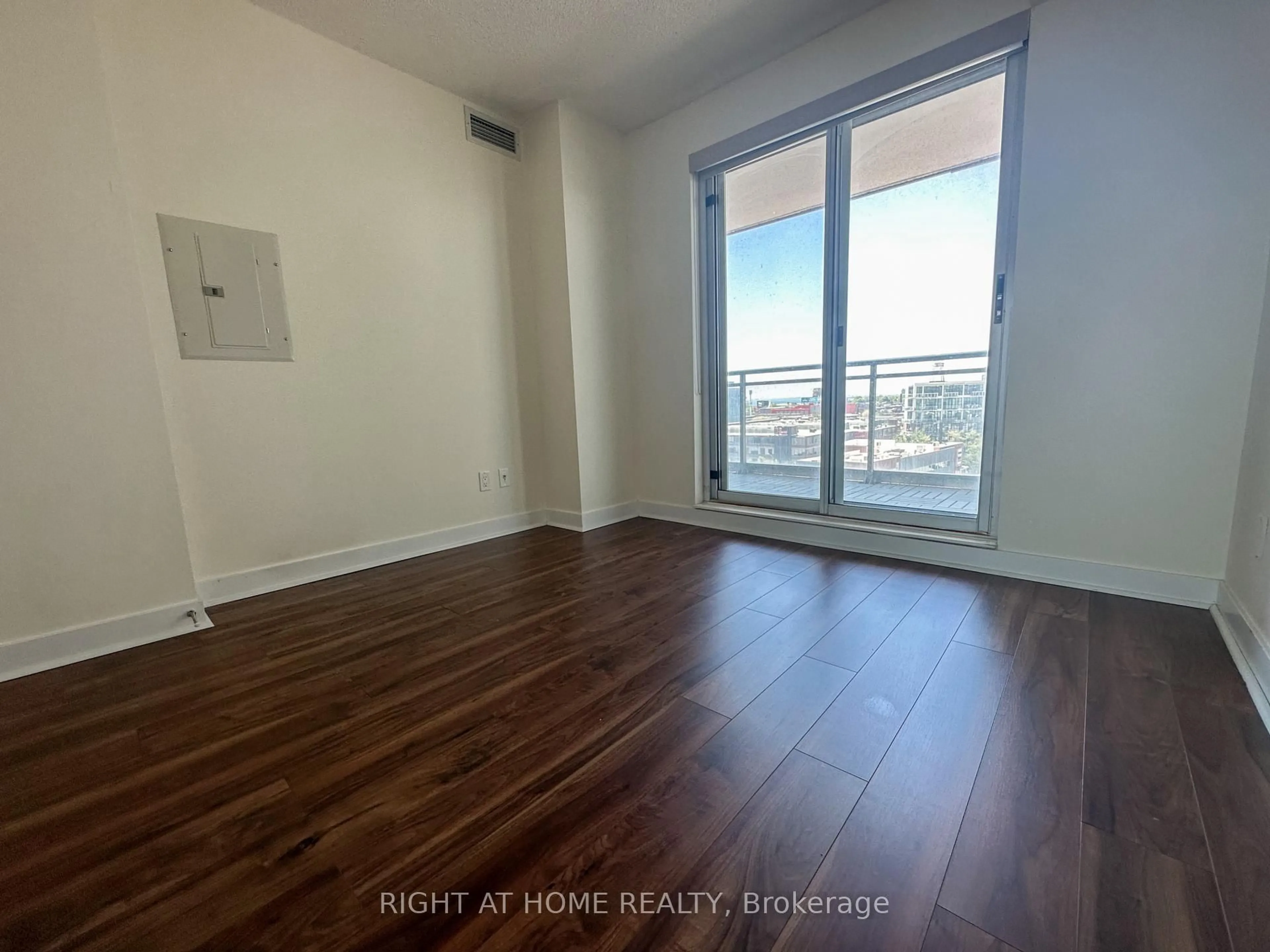 A pic of a room for 100 Western Battery Rd #806, Toronto Ontario M6K 3S2