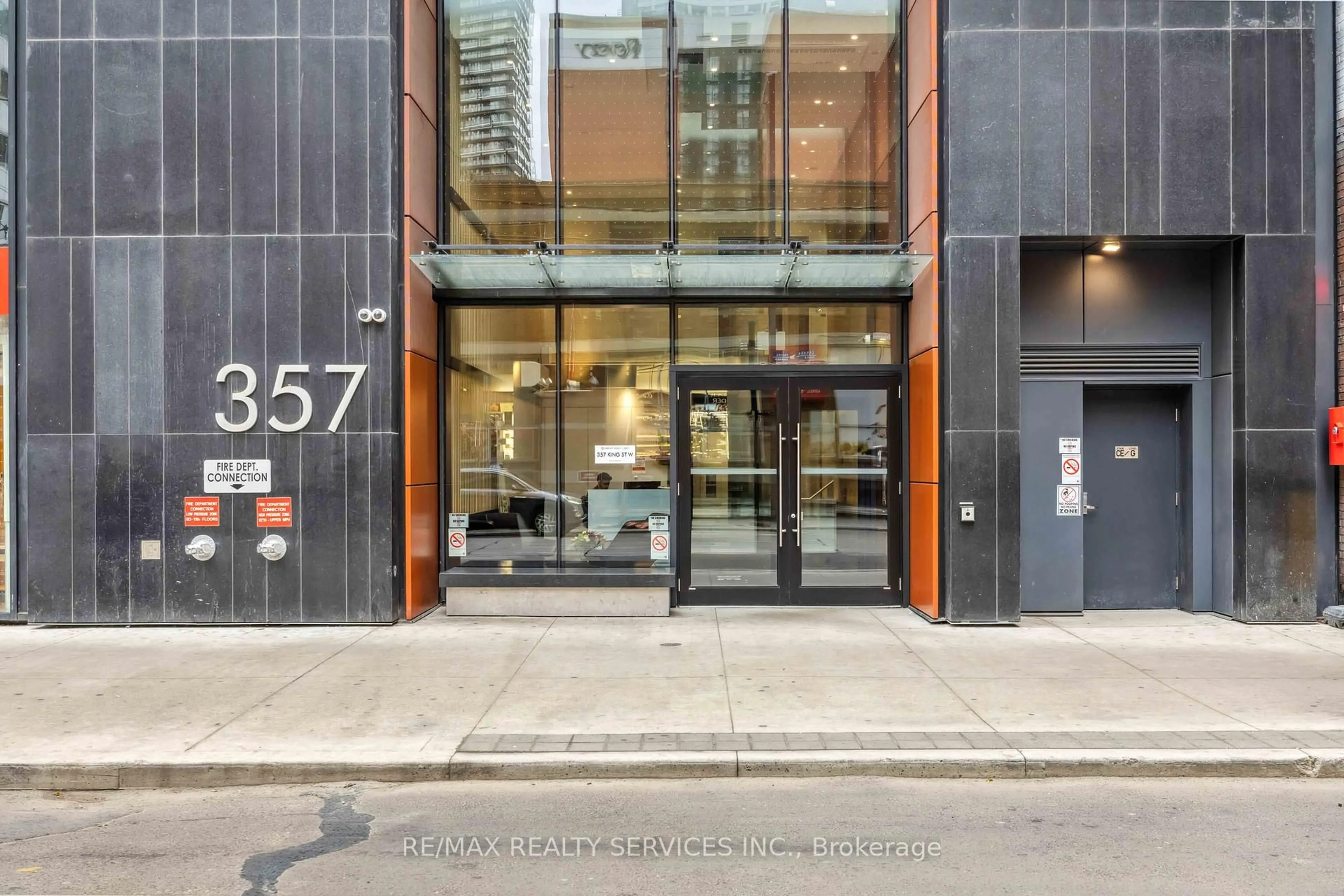 Indoor foyer for 375 King St #604, Toronto Ontario M5V 0S7