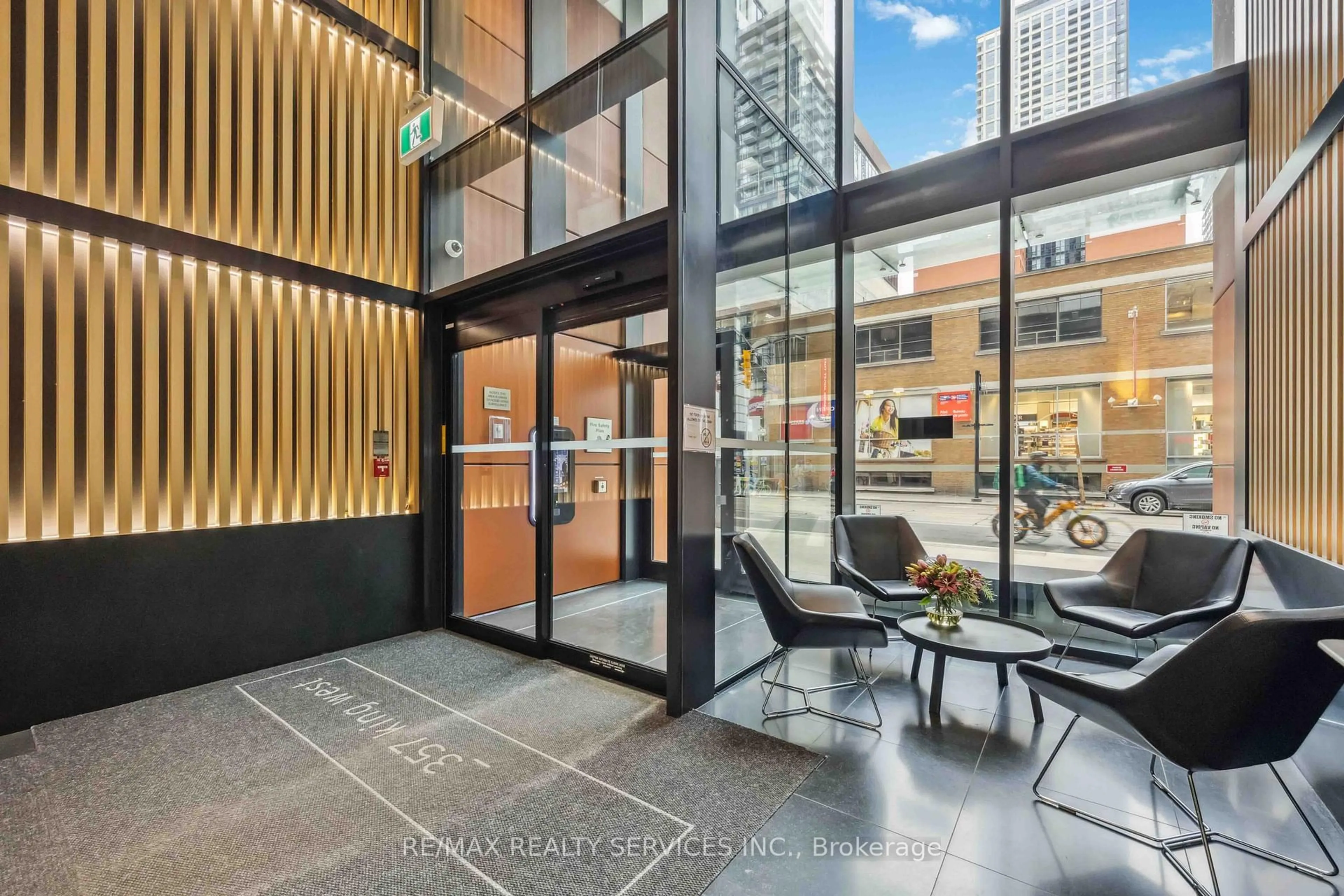 Indoor foyer for 375 King St #604, Toronto Ontario M5V 0S7