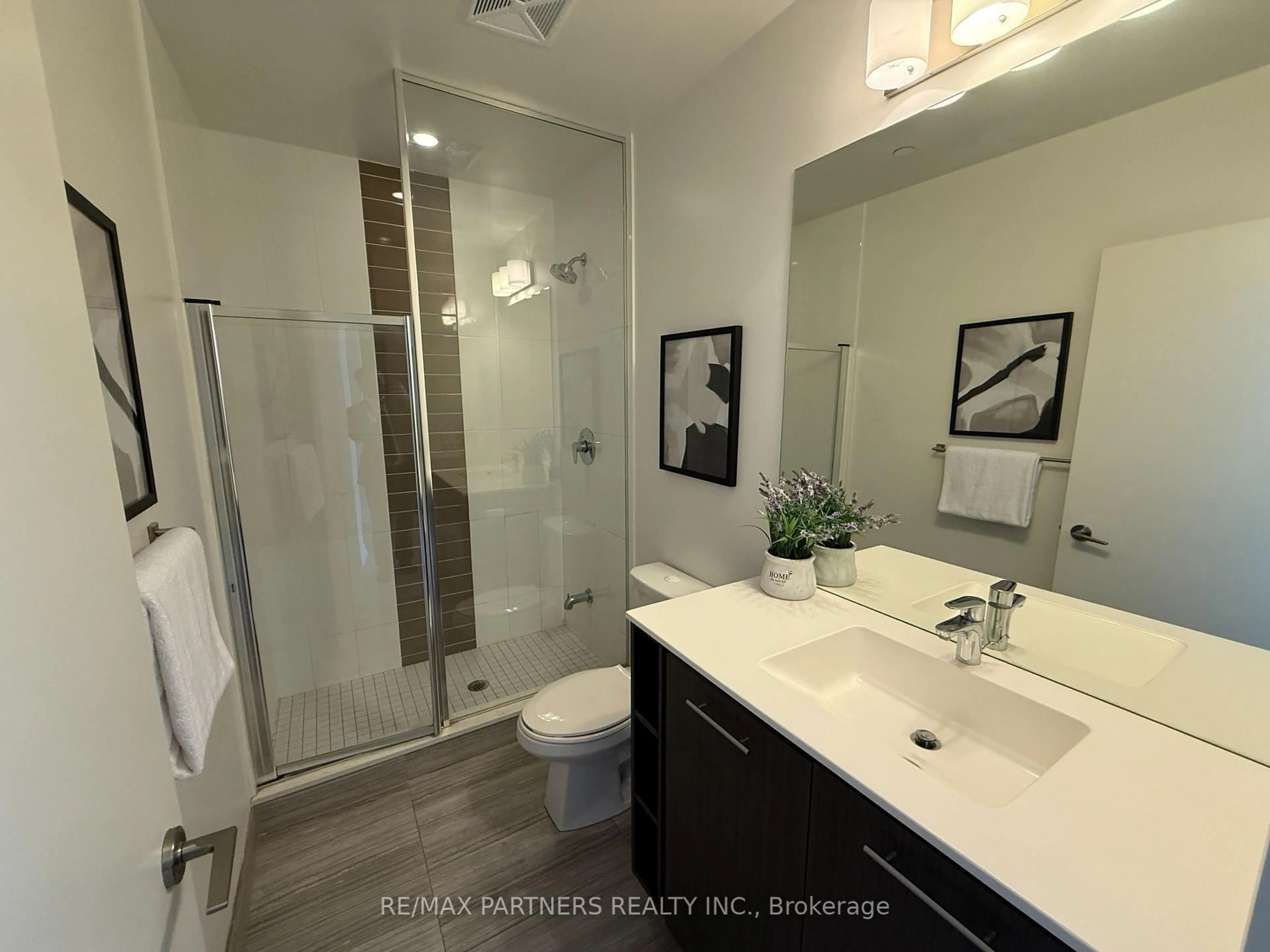 Contemporary bathroom, ceramic/tile floor for 435 Richmond St #1106, Toronto Ontario M5V 0N3