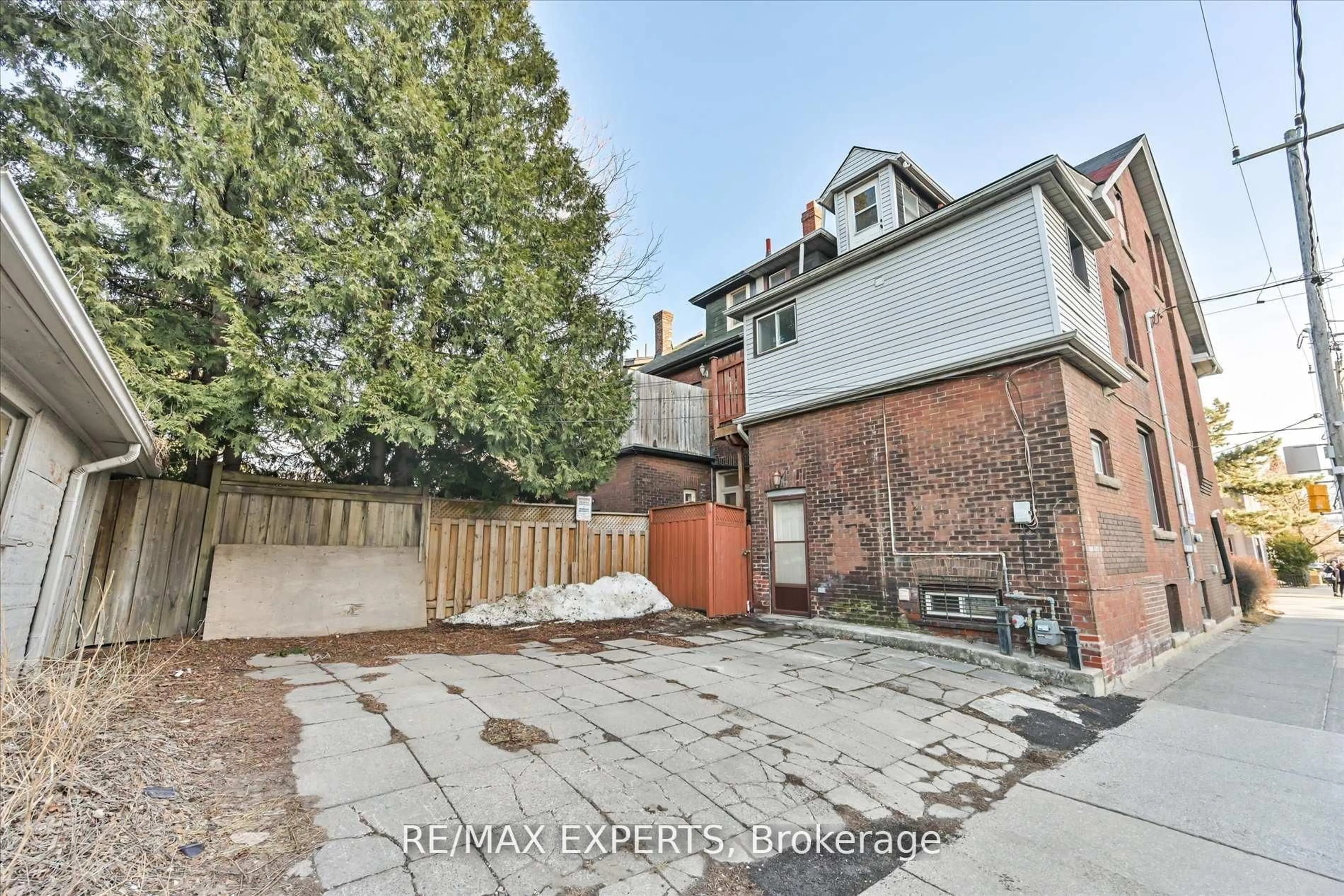 Unknown for 18 Barton Ave, Toronto Ontario M5R 1G8
