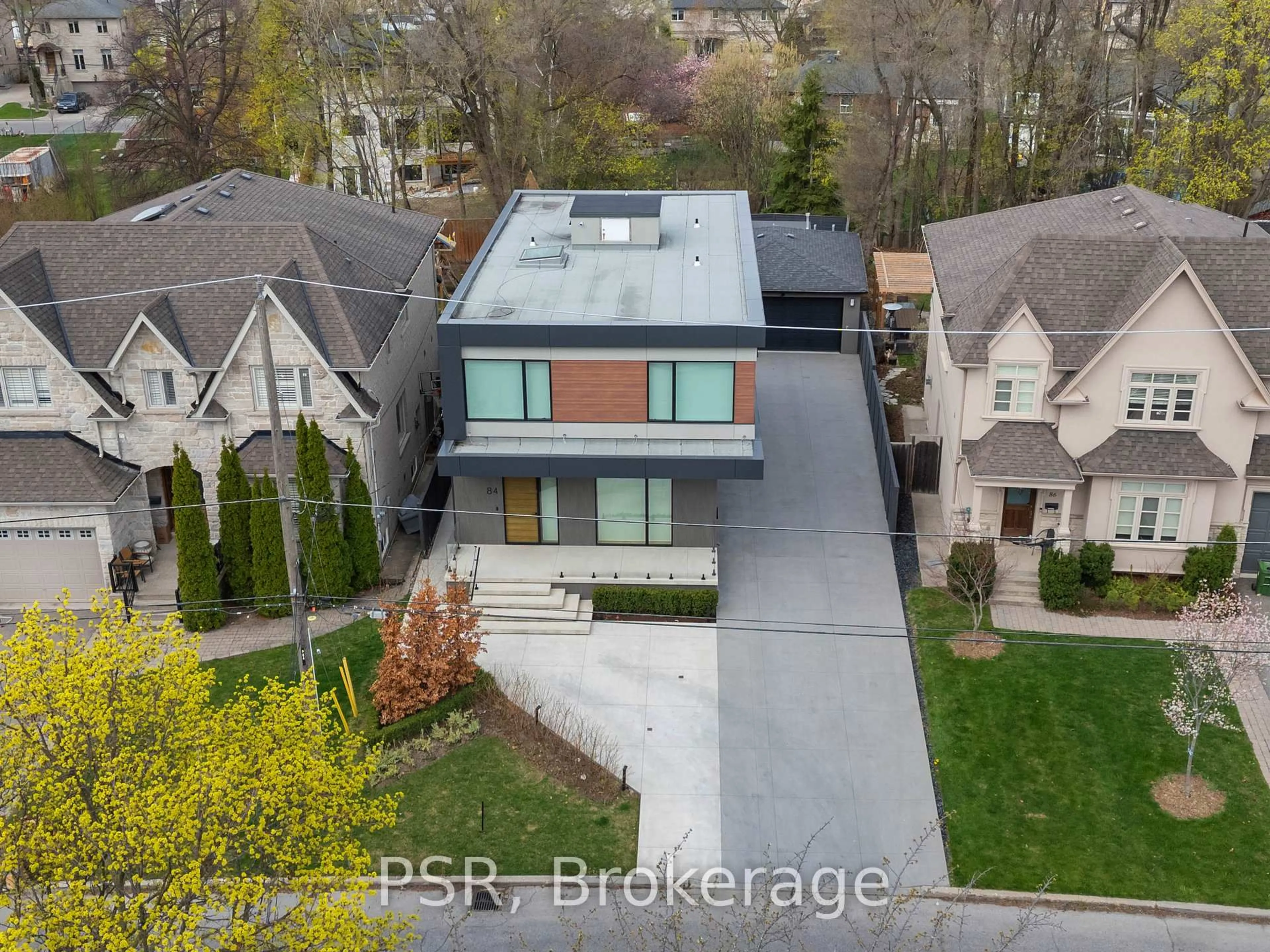 A pic from outside/outdoor area/front of a property/back of a property/a pic from drone, street for 84 Brookview Dr, Toronto Ontario M6A 2K6