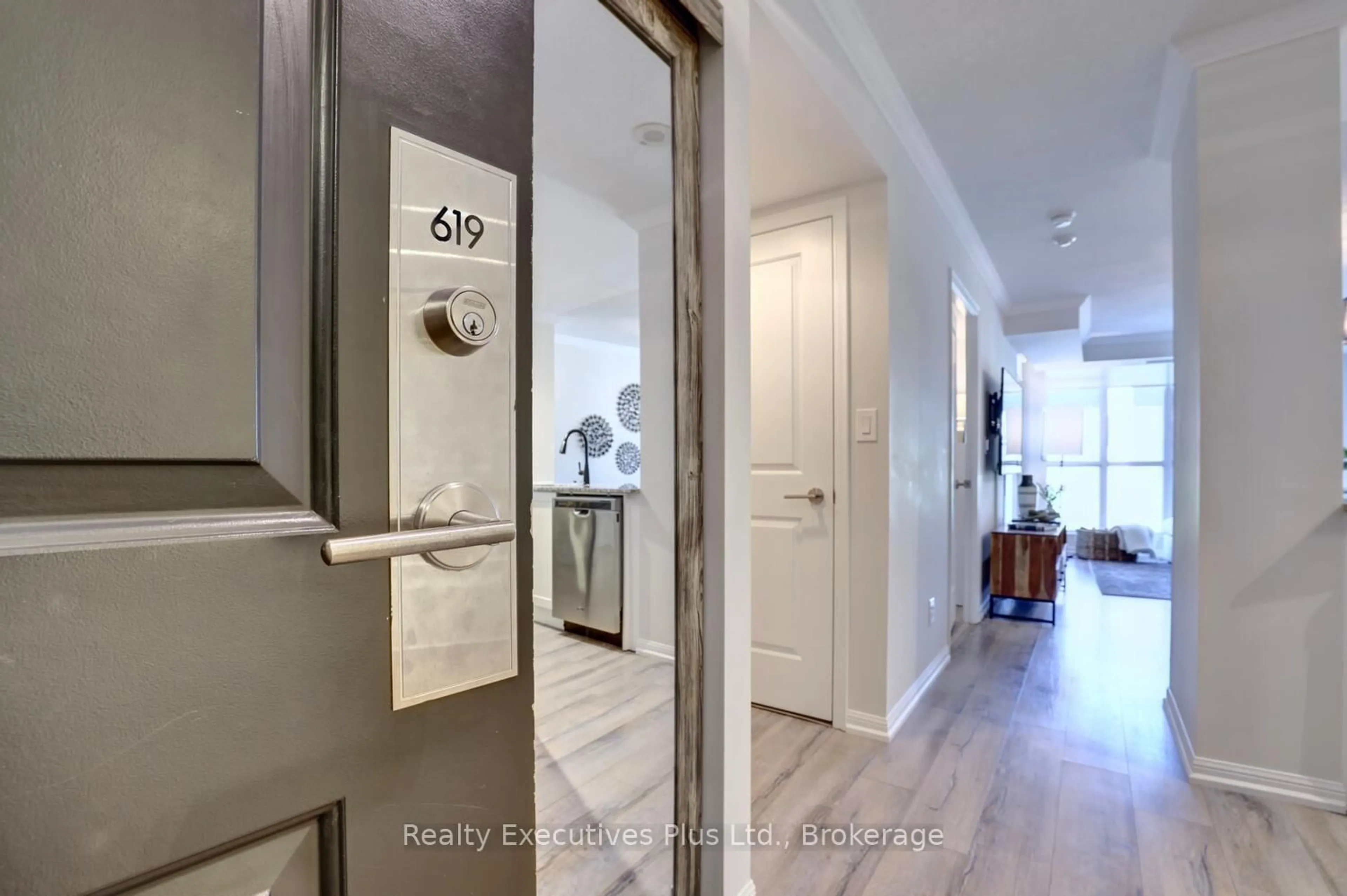 Indoor entryway for 35 Bastion St #619, Toronto Ontario M5V 0C2