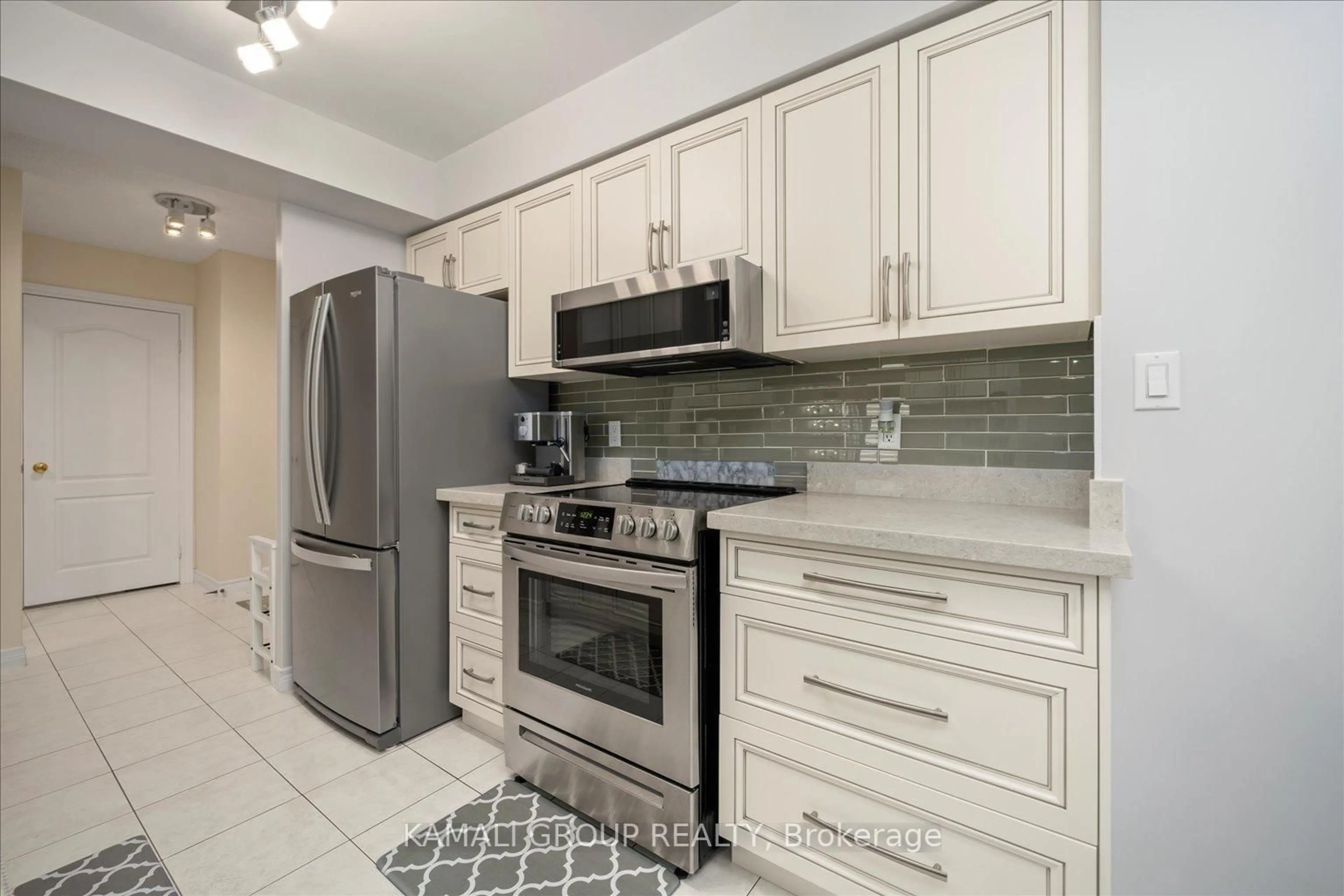 Standard kitchen, ceramic/tile floor for 88 Grandview Way #308, Toronto Ontario M2N 6V6