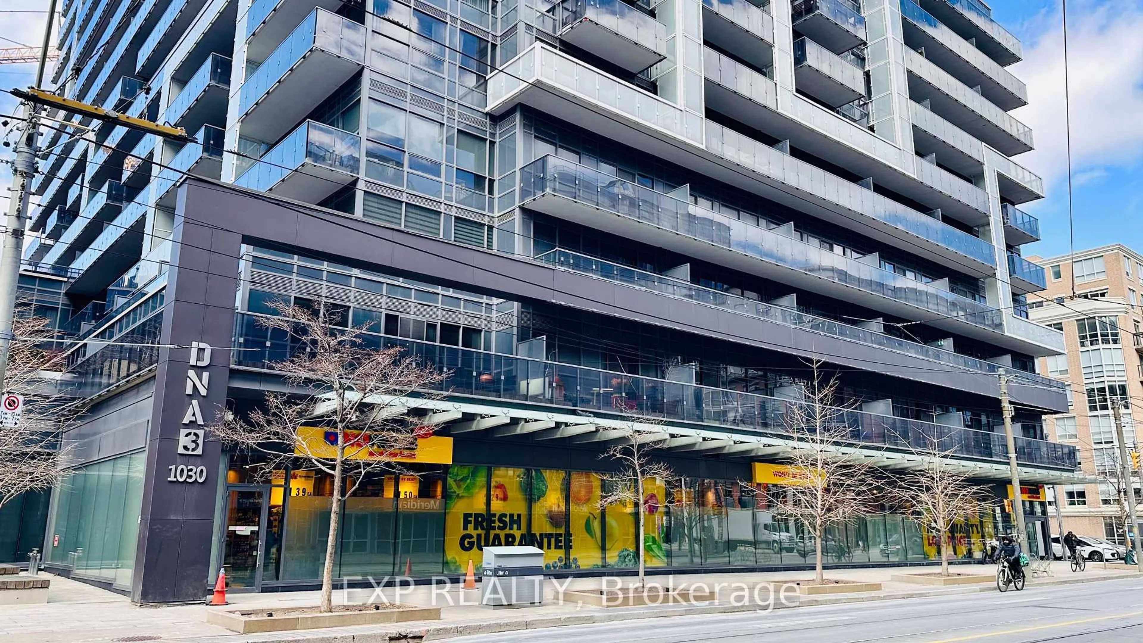 Indoor foyer for 1030 King St #408, Toronto Ontario M6K 0B4