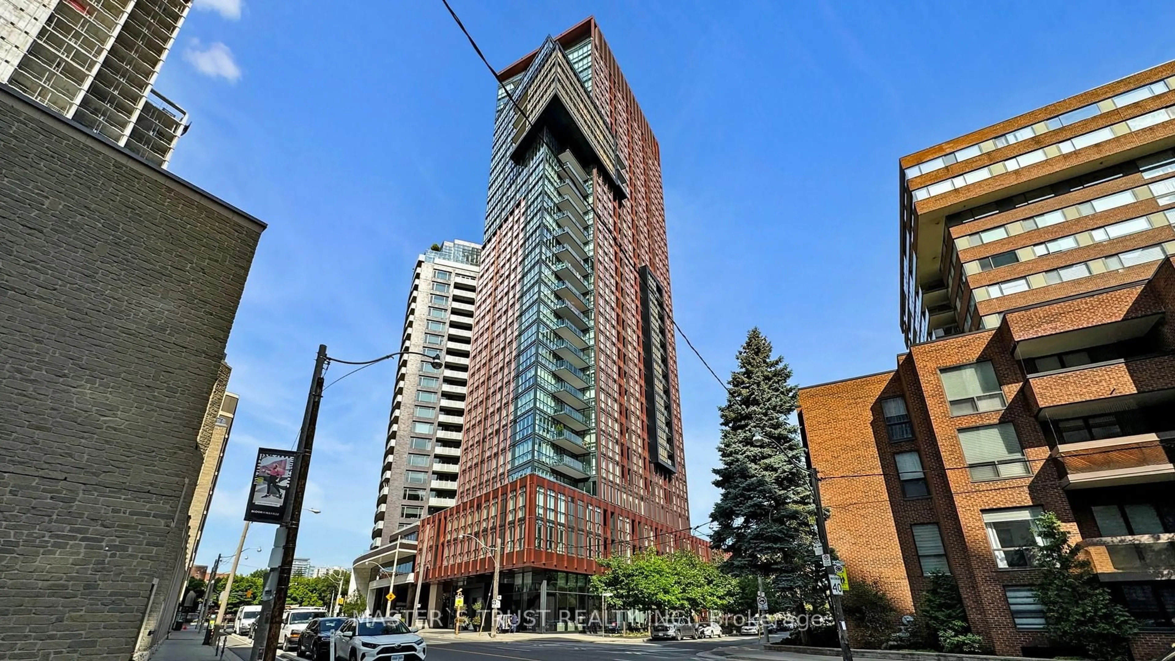 Indoor foyer for 32 Davenport Rd #416, Toronto Ontario M5R 0B5