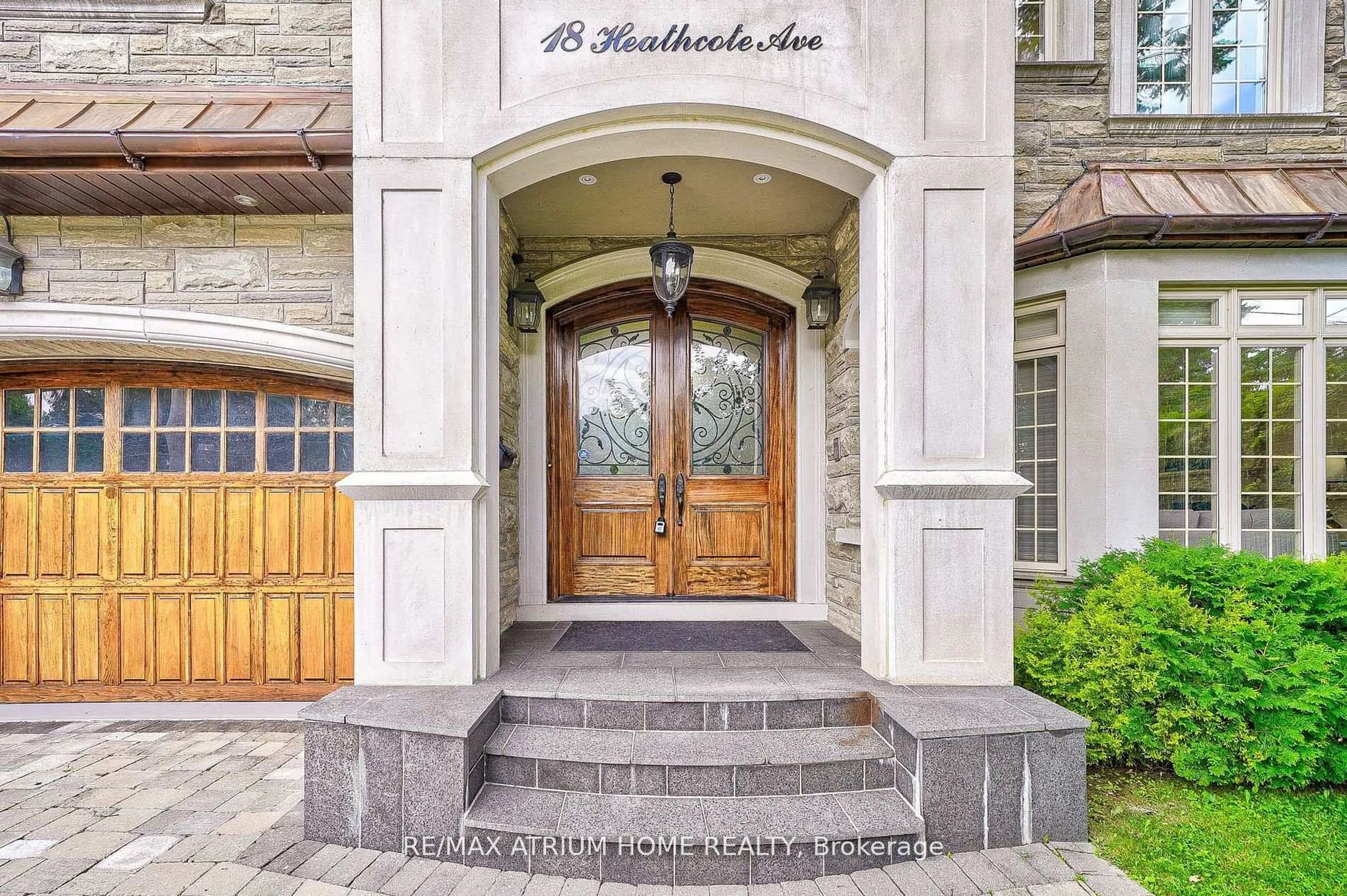 Indoor entryway for 18 Heathcote Ave, Toronto Ontario M2L 1Y7