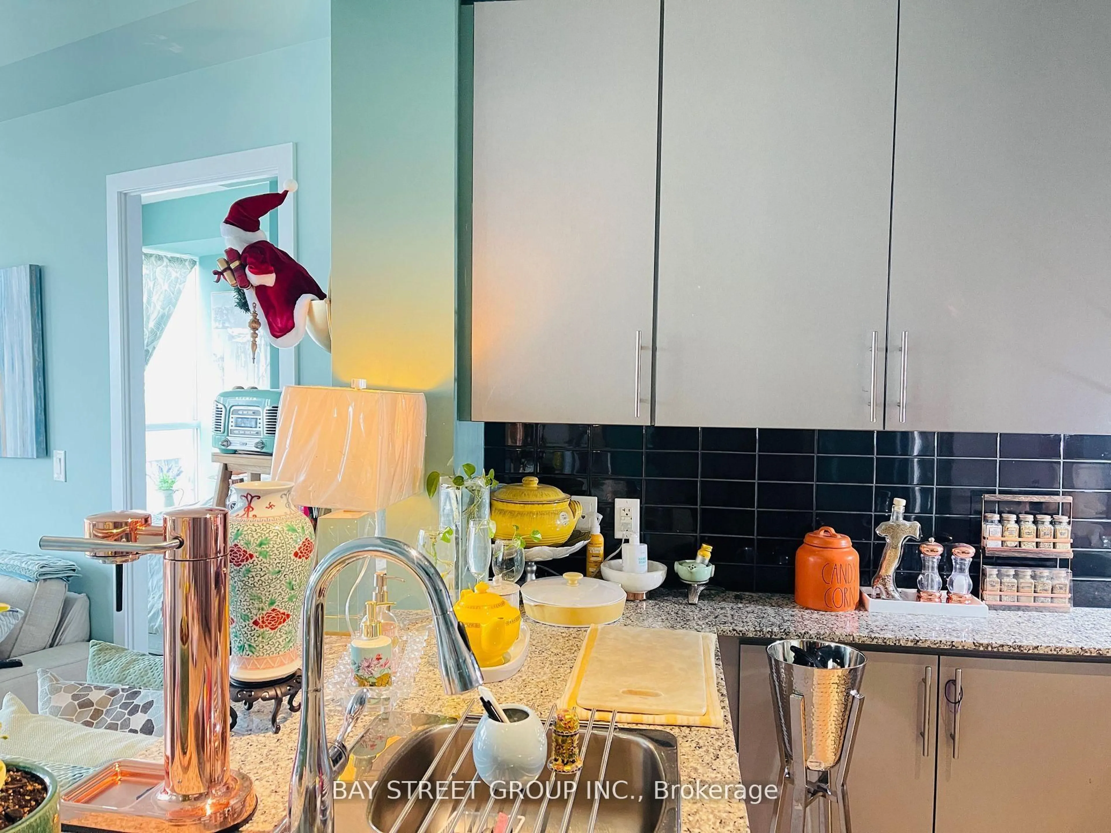 Contemporary kitchen, ceramic/tile floor for 60 Berwick Ave #911, Toronto Ontario M5P 1H1