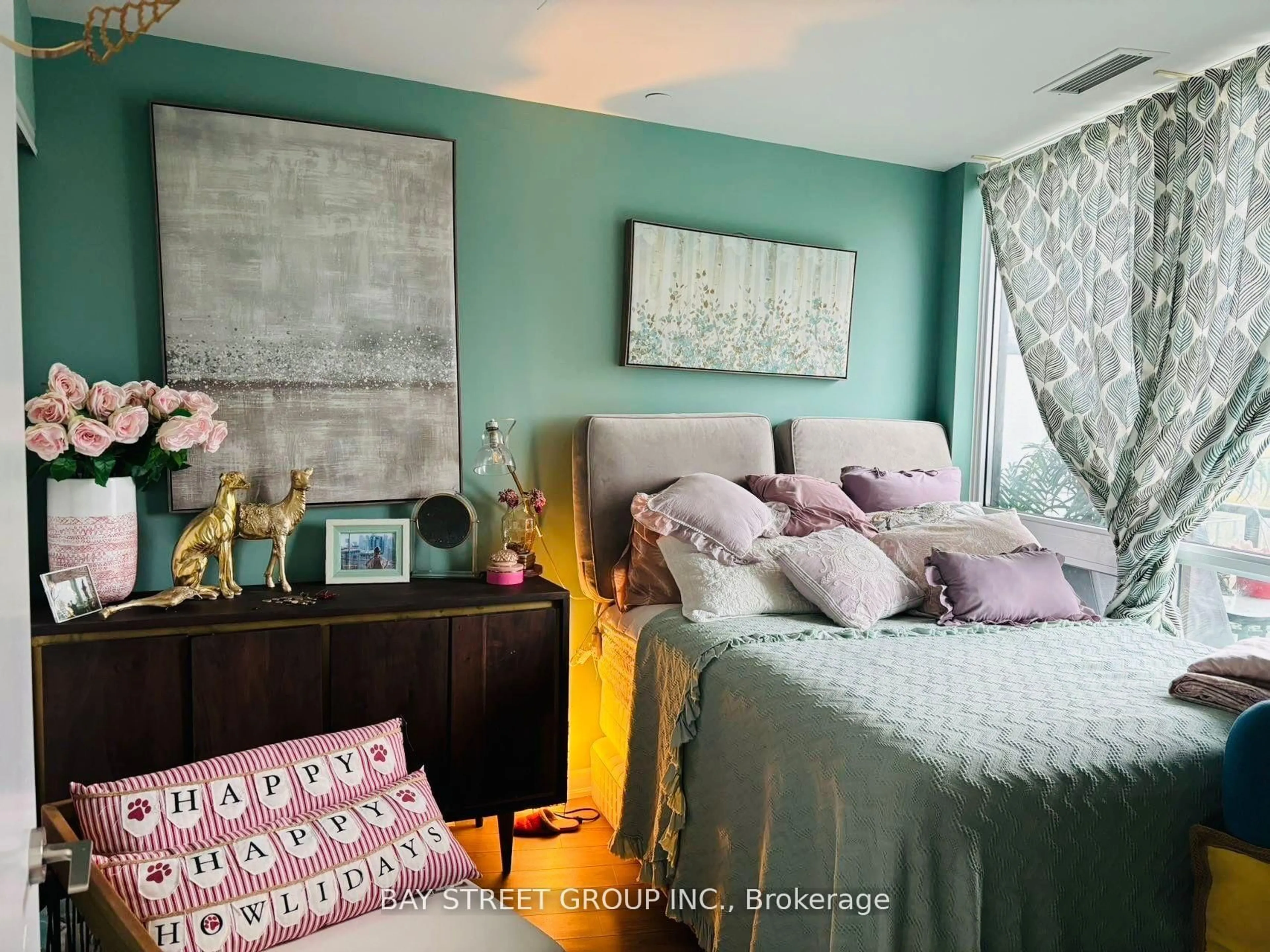 Bedroom with bed, wood/laminate floor for 60 Berwick Ave #911, Toronto Ontario M5P 1H1