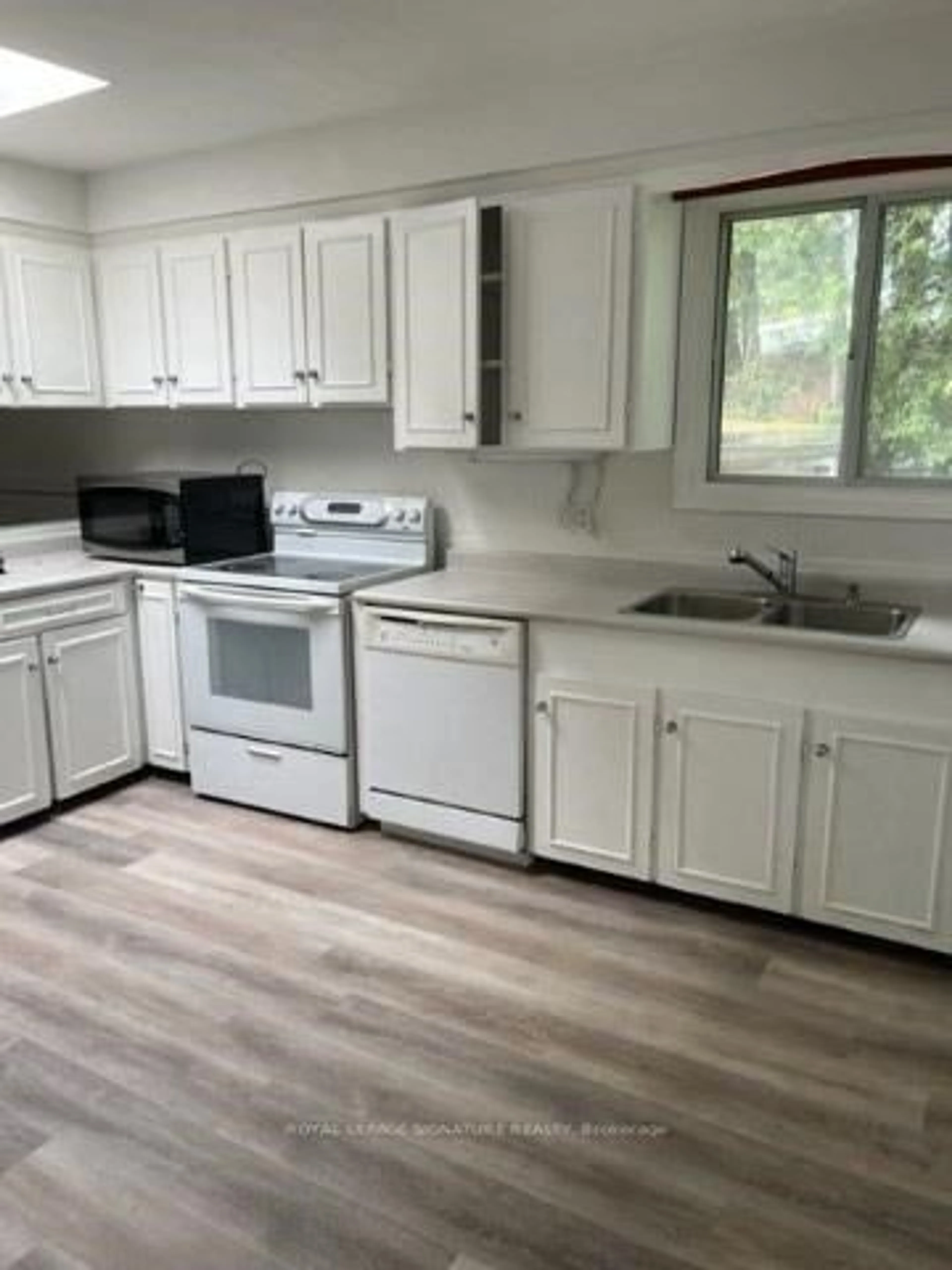 Standard kitchen, wood/laminate floor for 18 Greengate Rd, Toronto Ontario M3B 1E8