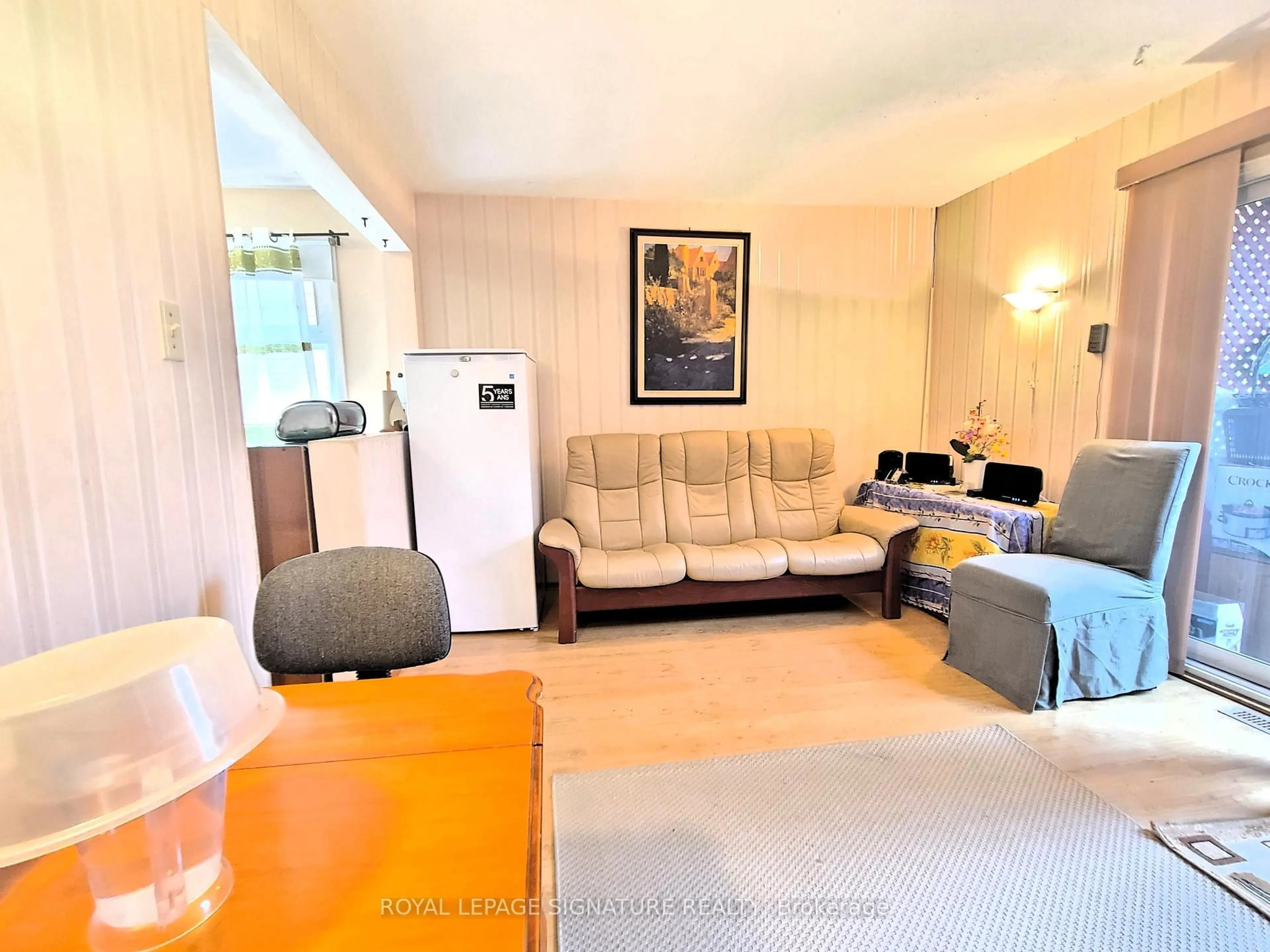 Living room with furniture, unknown for 20 Henry Welsh Dr, Toronto Ontario M2R 3P4