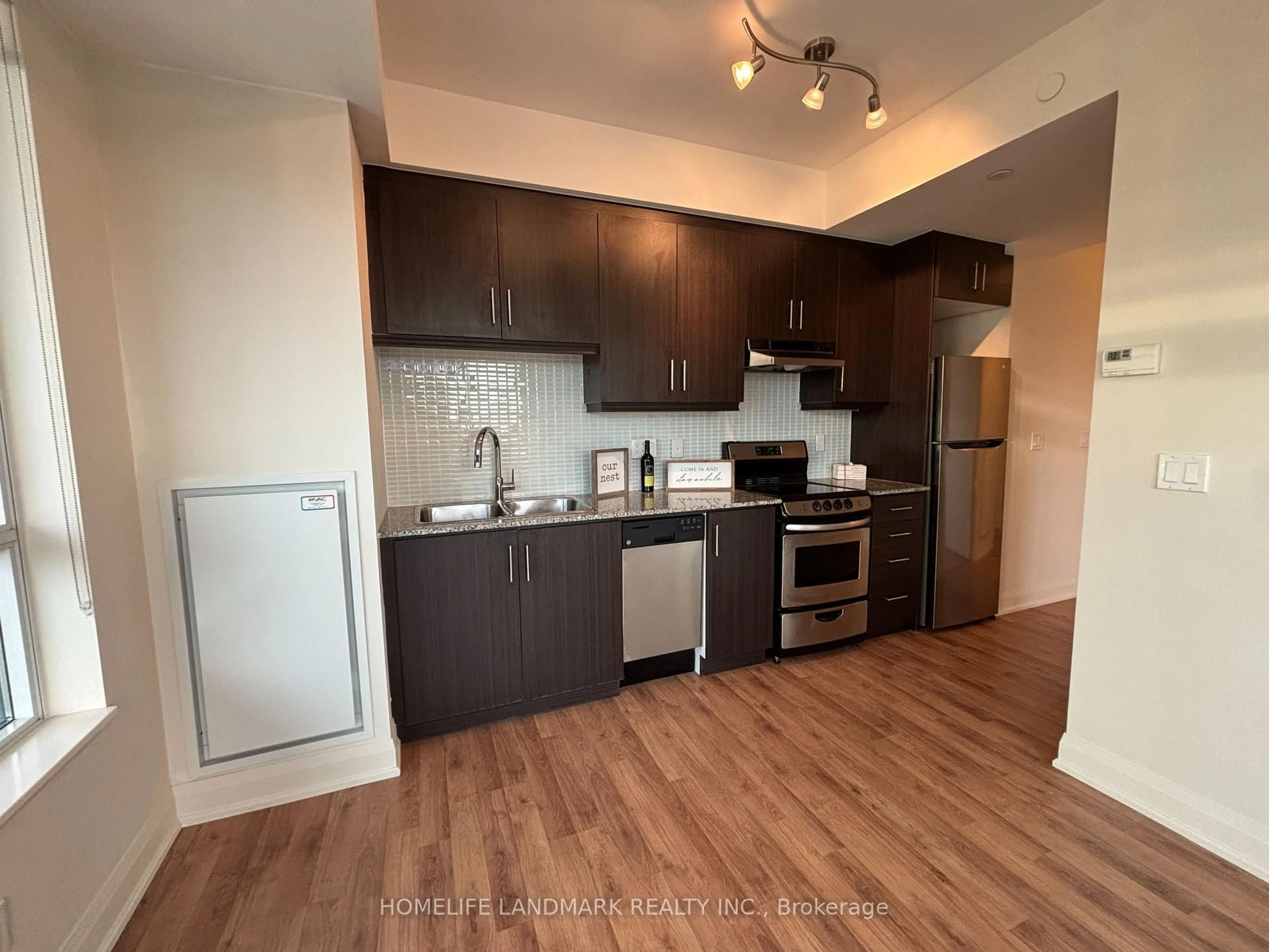 Standard kitchen, wood/laminate floor for 68 Canterbury Pl #1809, Toronto Ontario M2N 0H8