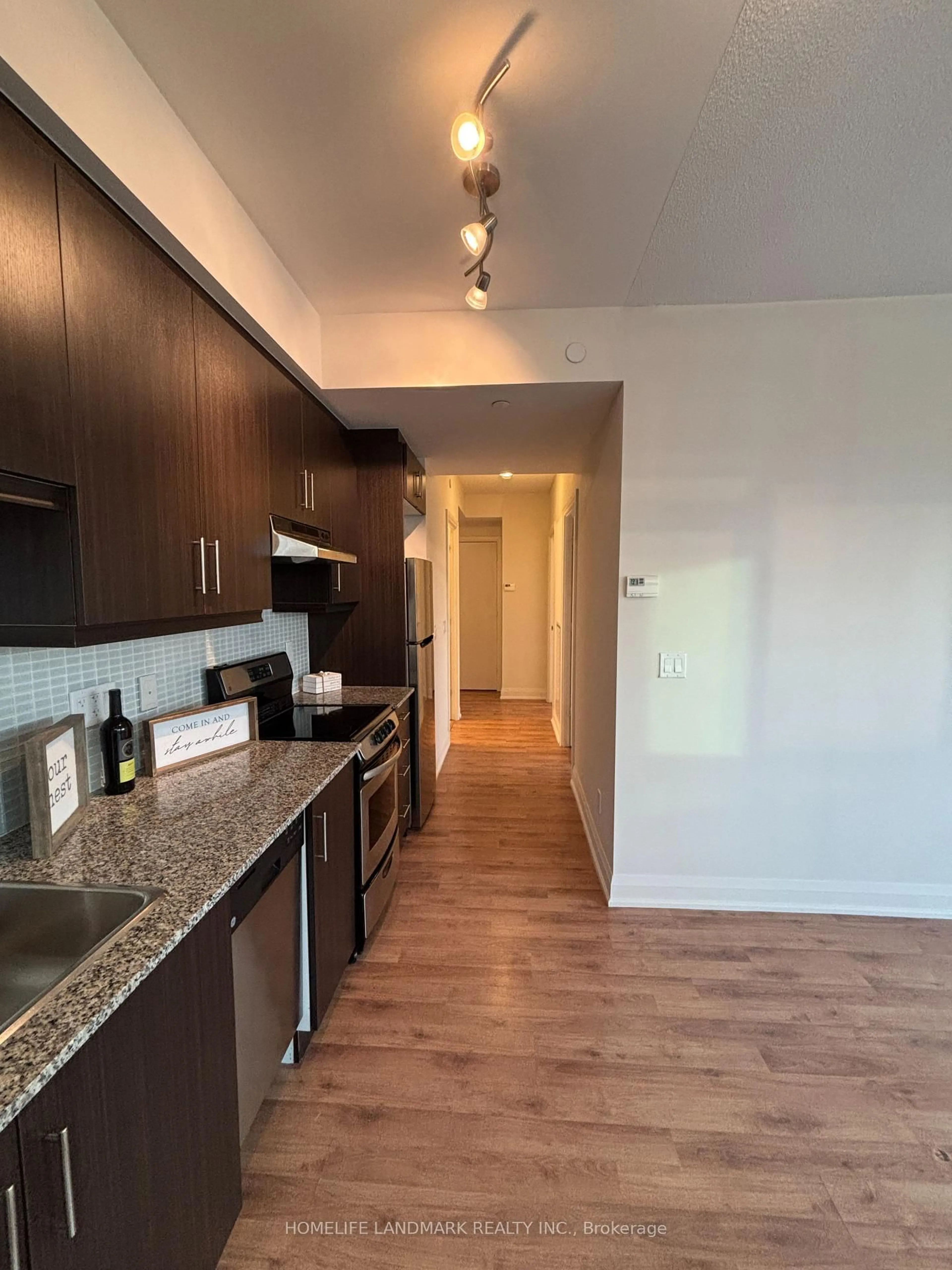 Standard kitchen, wood/laminate floor for 68 Canterbury Pl #1809, Toronto Ontario M2N 0H8