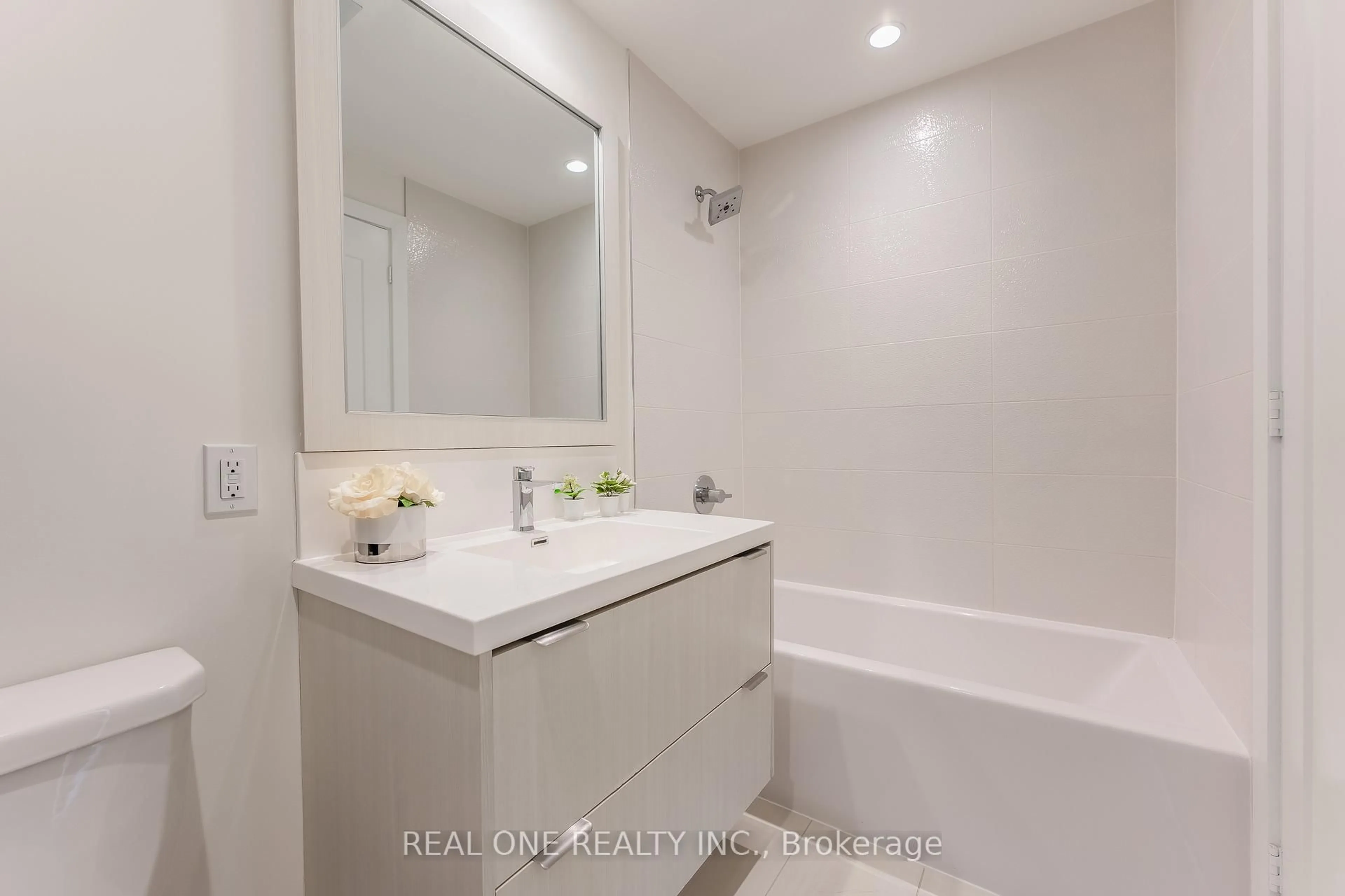 Standard bathroom, ceramic/tile floor for 80 Vanauley St #303, Toronto Ontario M5T 0C9