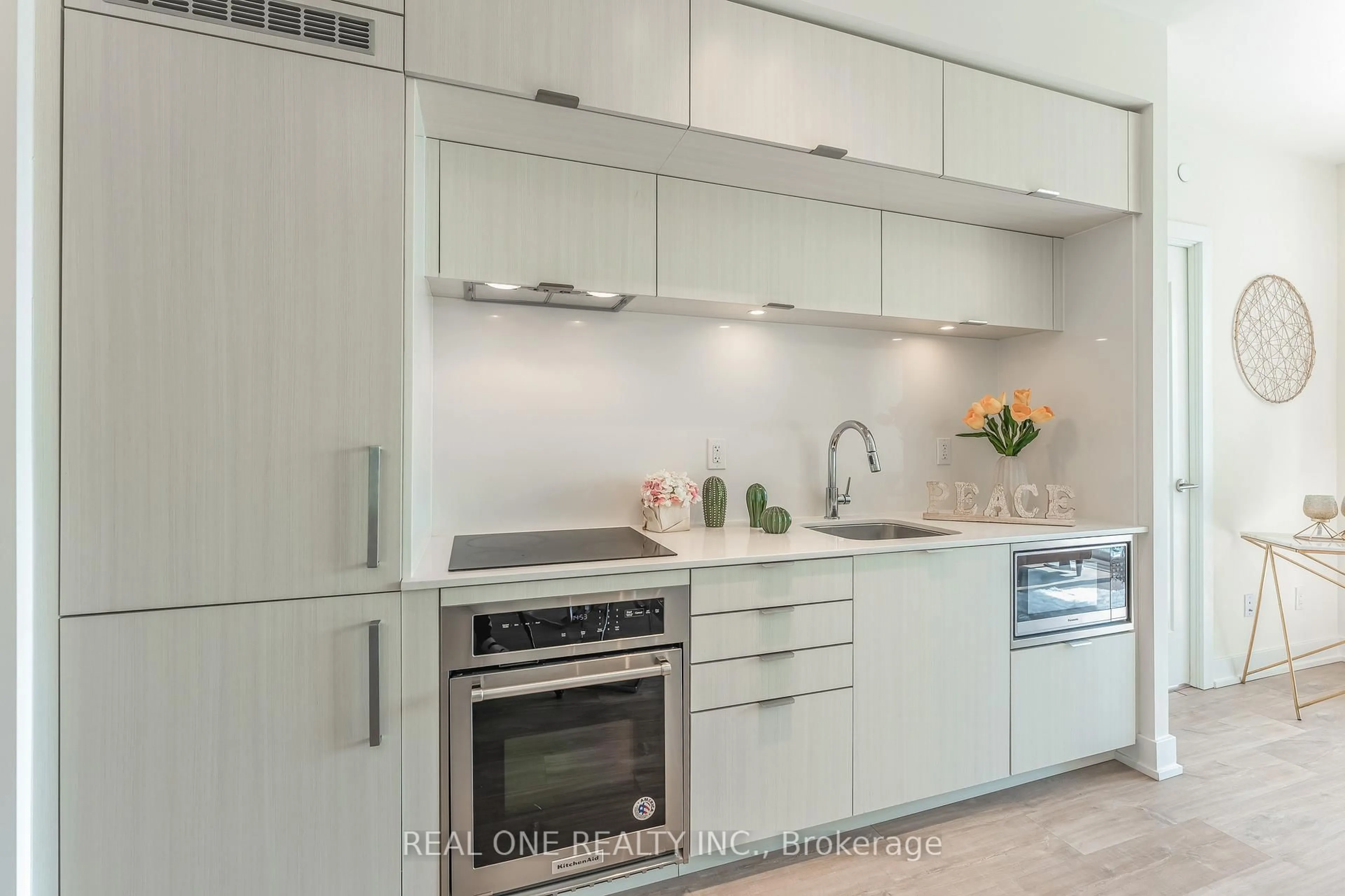 Unknown for 80 Vanauley St #303, Toronto Ontario M5T 0C9