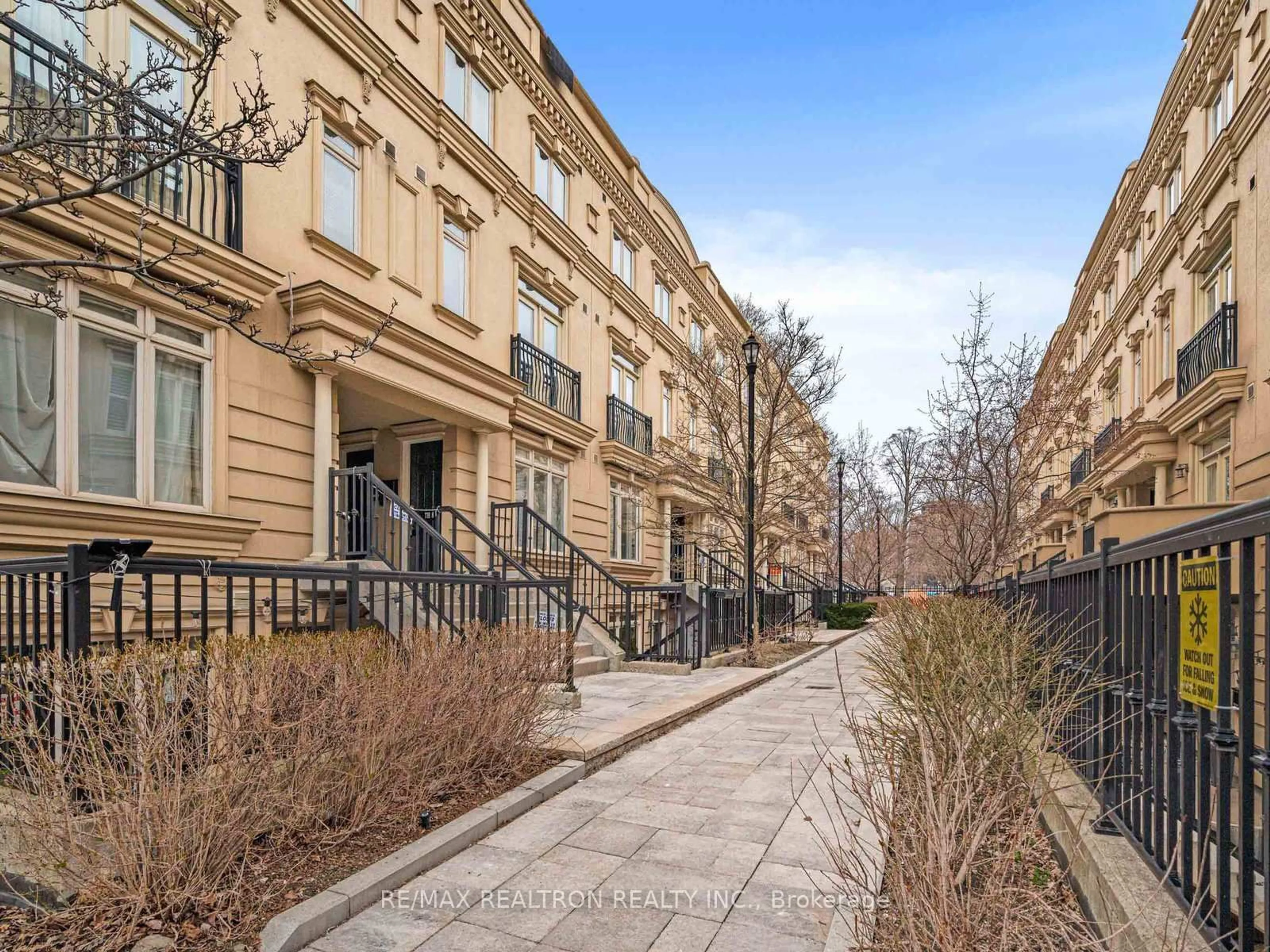 Patio, street for 88 Carr St #18, Toronto Ontario M5T 1B7