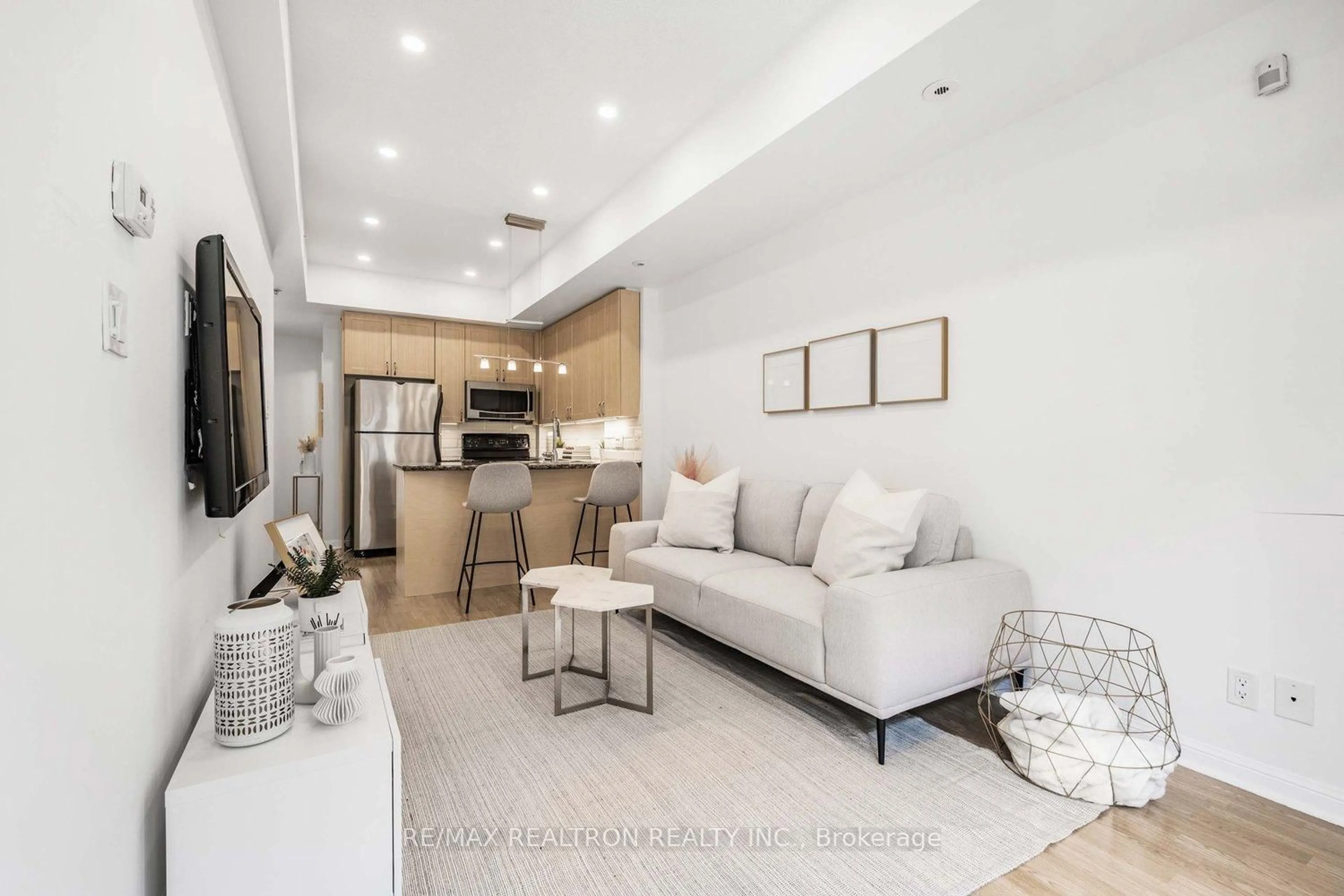 Living room with furniture, unknown for 88 Carr St #18, Toronto Ontario M5T 1B7