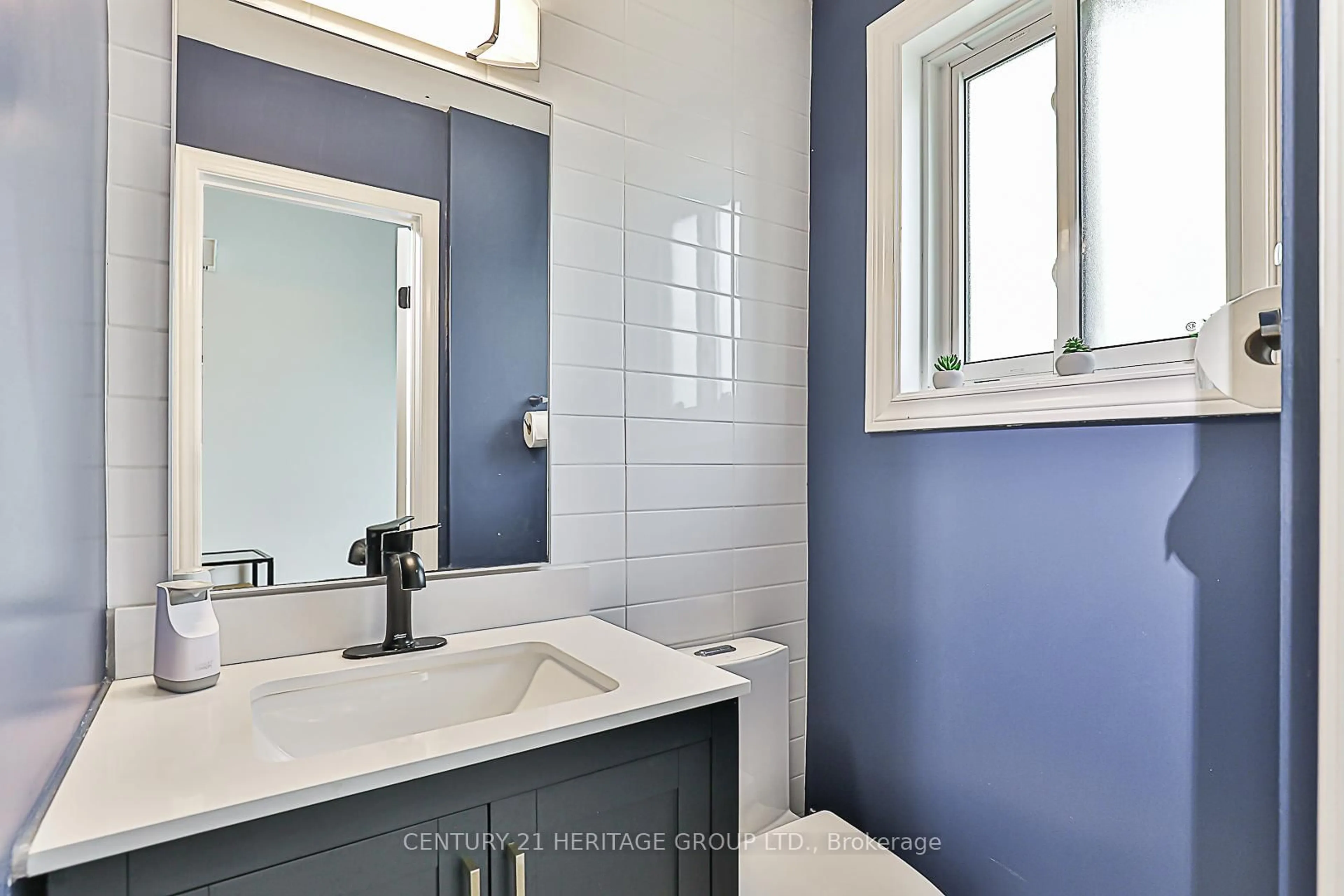Contemporary bathroom, ceramic/tile floor for 4 Vale Carse Way #26, Toronto Ontario M2R 3H5