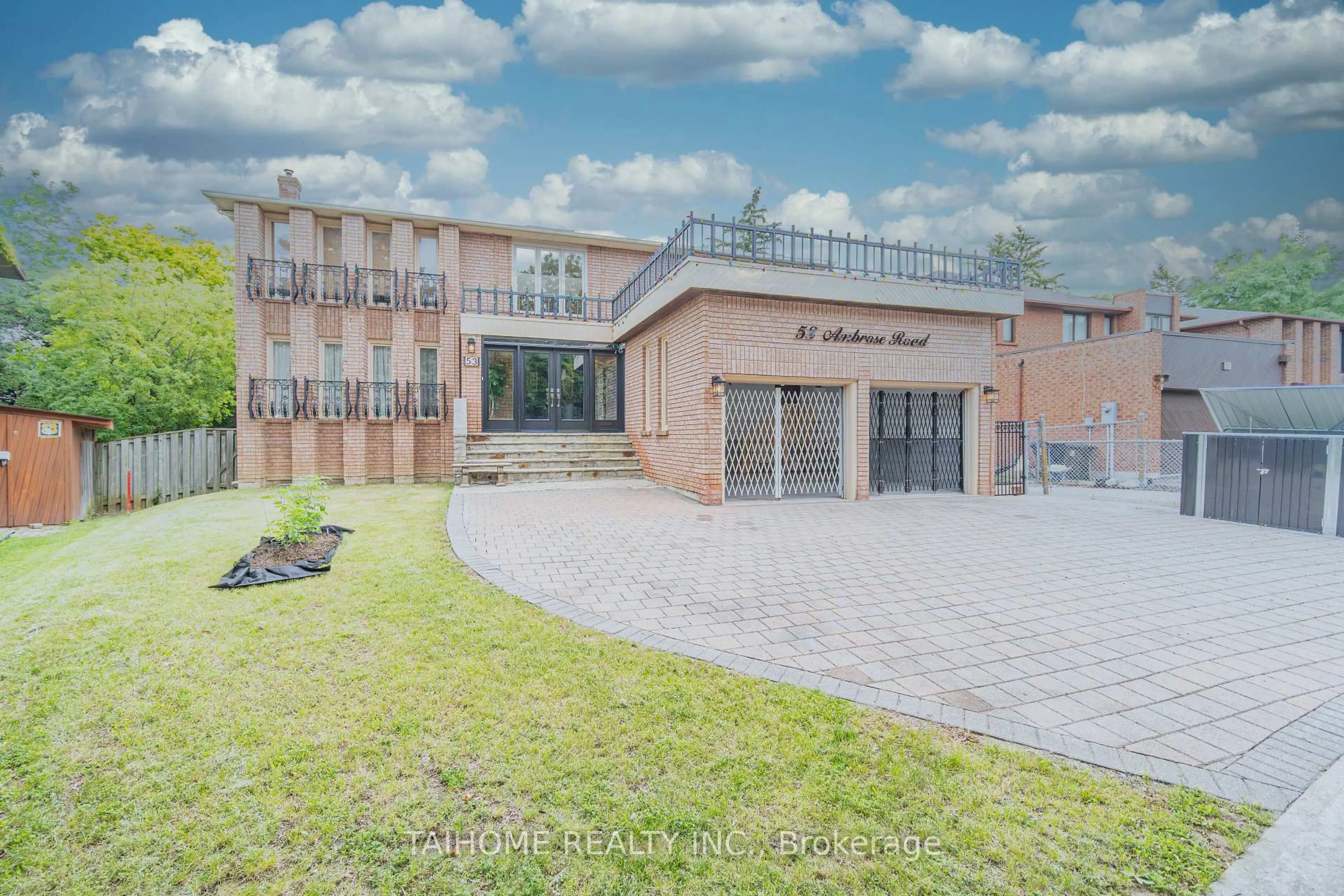 A pic from outside/outdoor area/front of a property/back of a property/a pic from drone, building for 53 Ambrose Rd, Toronto Ontario M2K 1S2