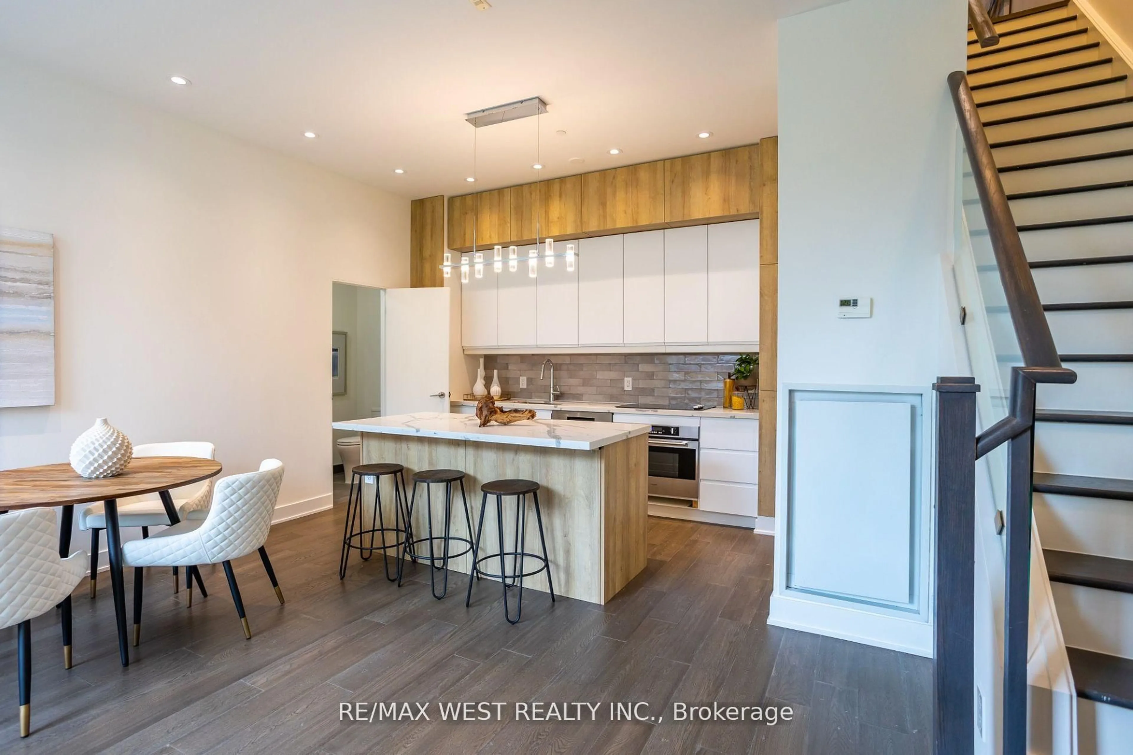 Open concept kitchen, unknown for 508 Wellington St #TH02, Toronto Ontario M5V 1E3