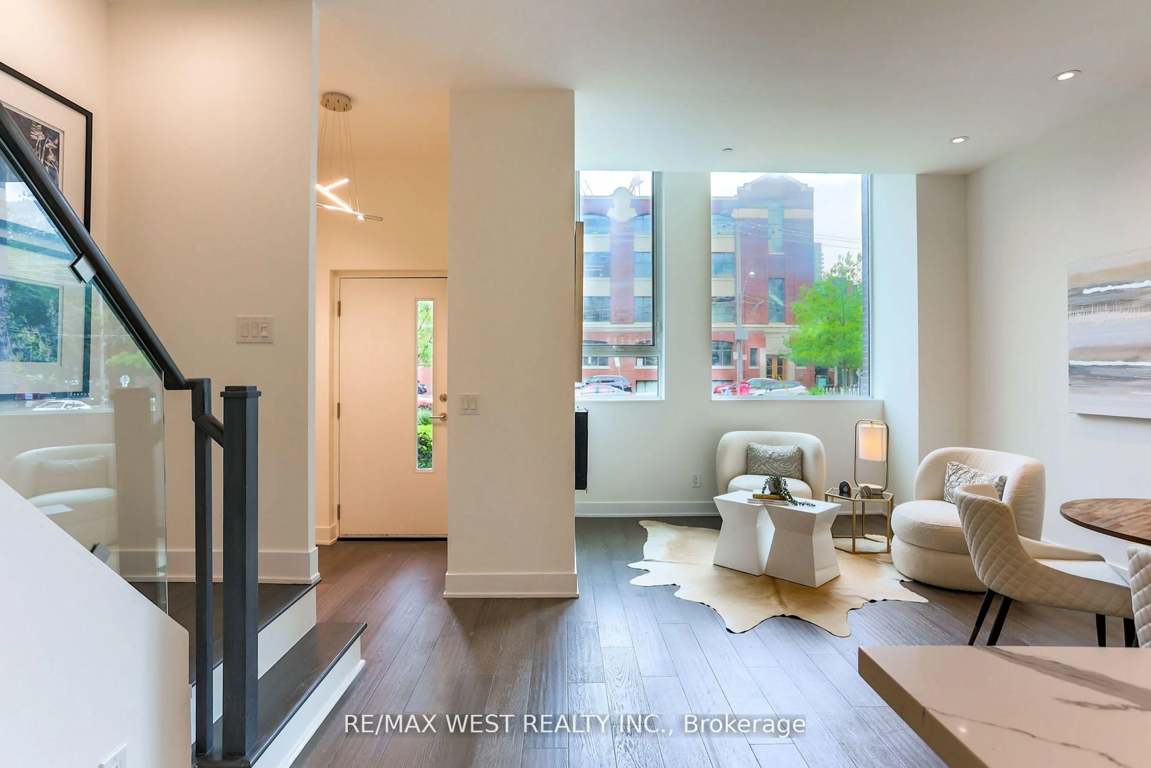 Indoor entryway for 508 Wellington St #TH02, Toronto Ontario M5V 1E3