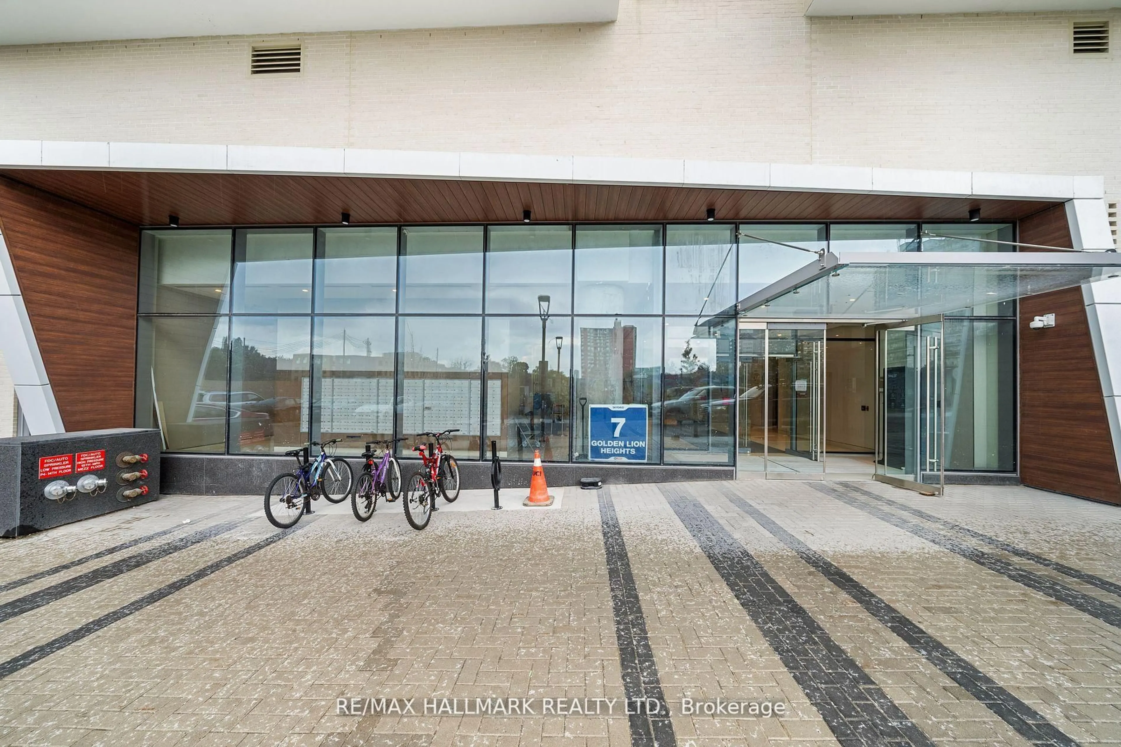 Indoor foyer for 7 Golden Lion Hts #N2708, Toronto Ontario M2M 0C1