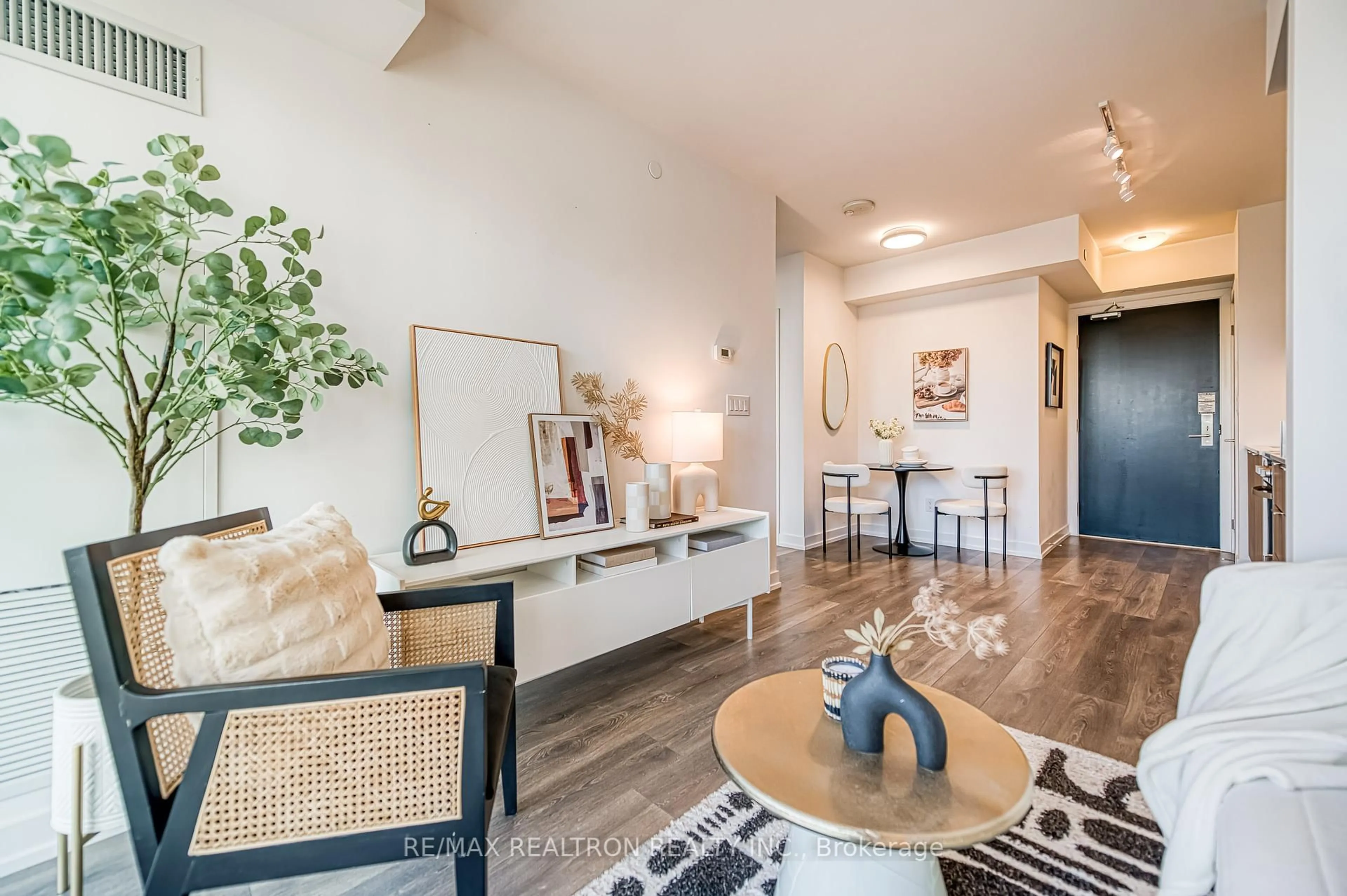 Indoor entryway for 159 Wellesley St #2210, Toronto Ontario M4Y 0H5