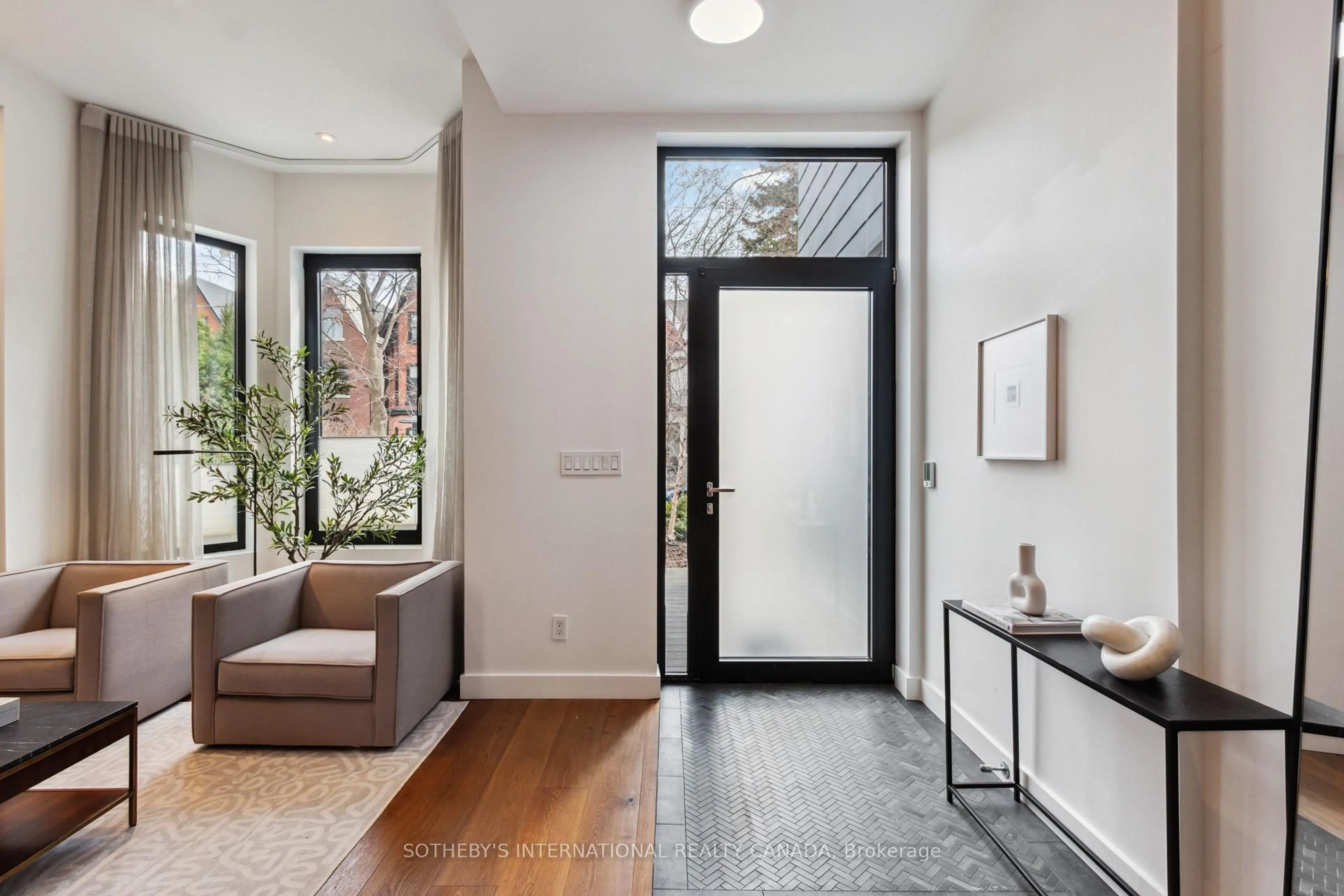 Indoor entryway for 410 Euclid Ave, Toronto Ontario M6G 2S9