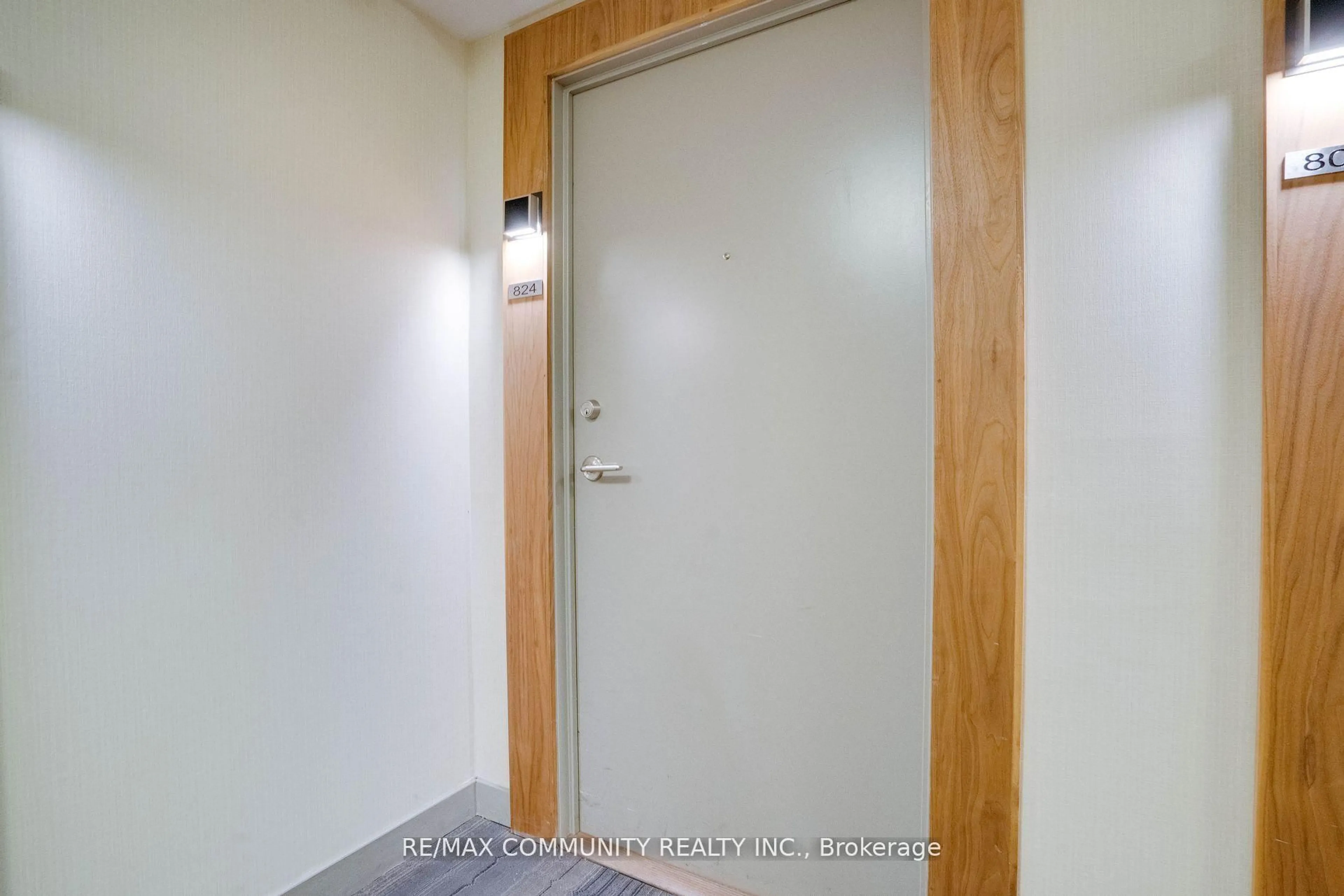 Indoor foyer for 295 Adelaide St #824, Toronto Ontario M5V 0L4