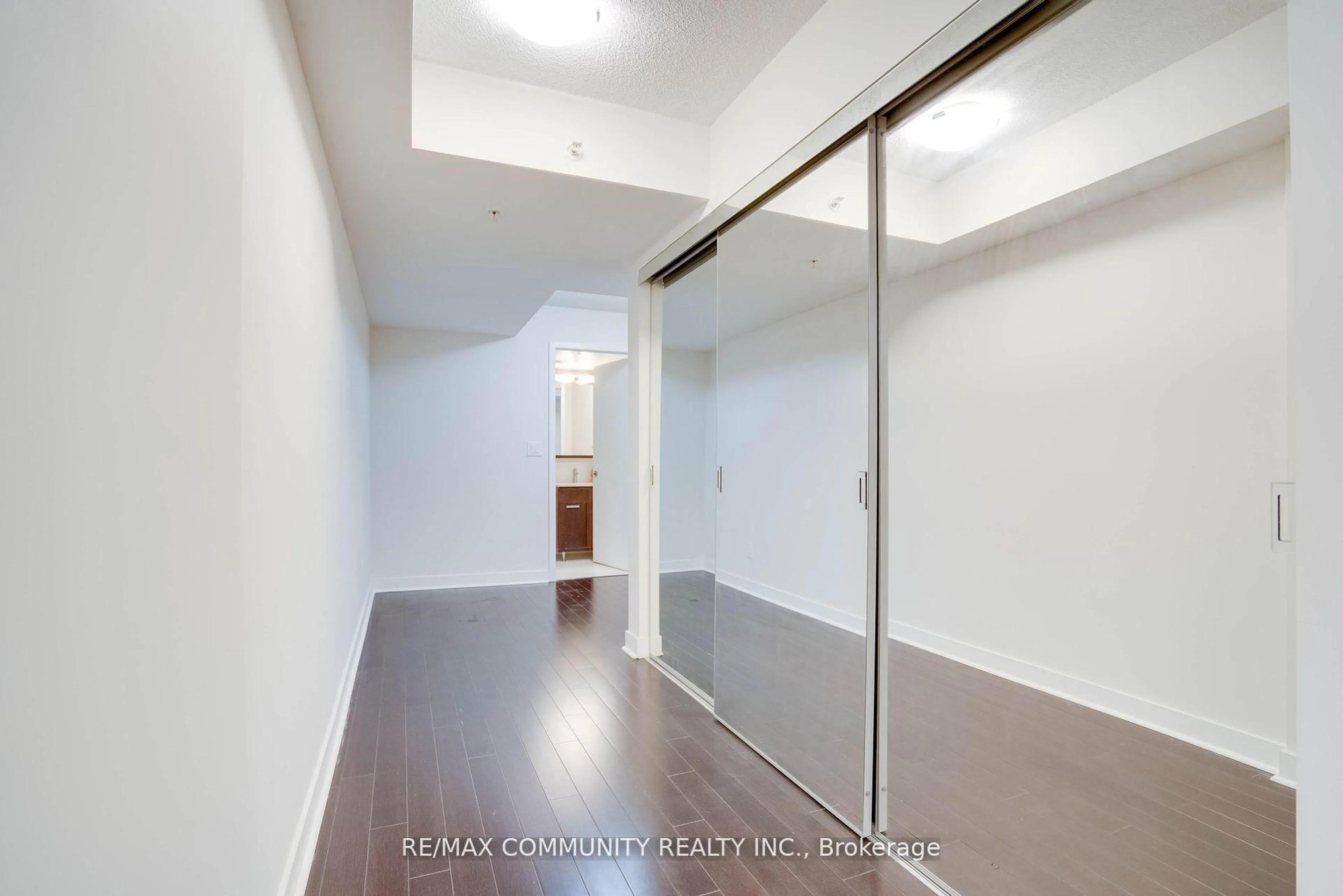 Unknown for 295 Adelaide St #824, Toronto Ontario M5V 0L4