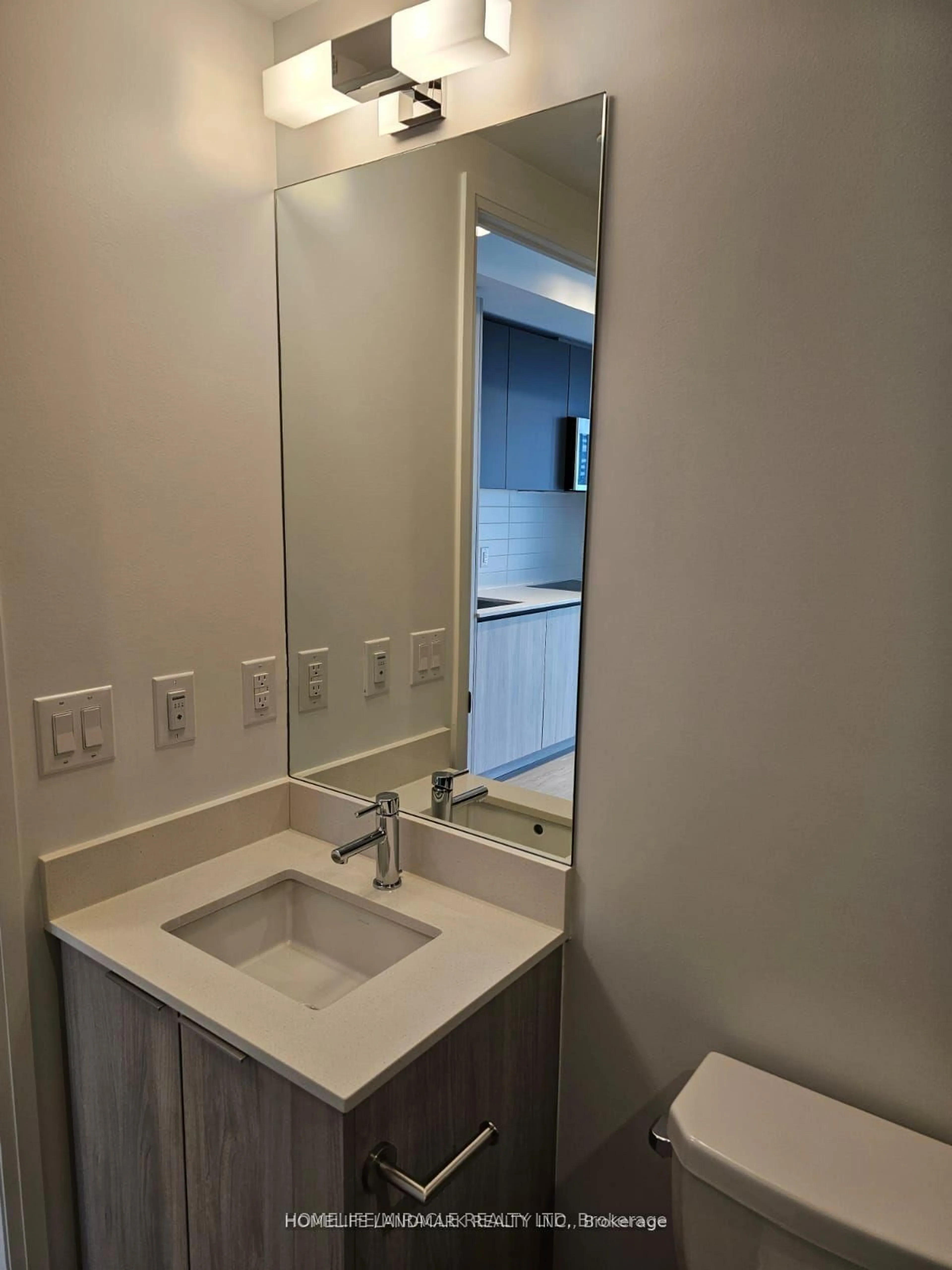 A pic of a room for 8 Widmer St #3501, Toronto Ontario M5V 2E7