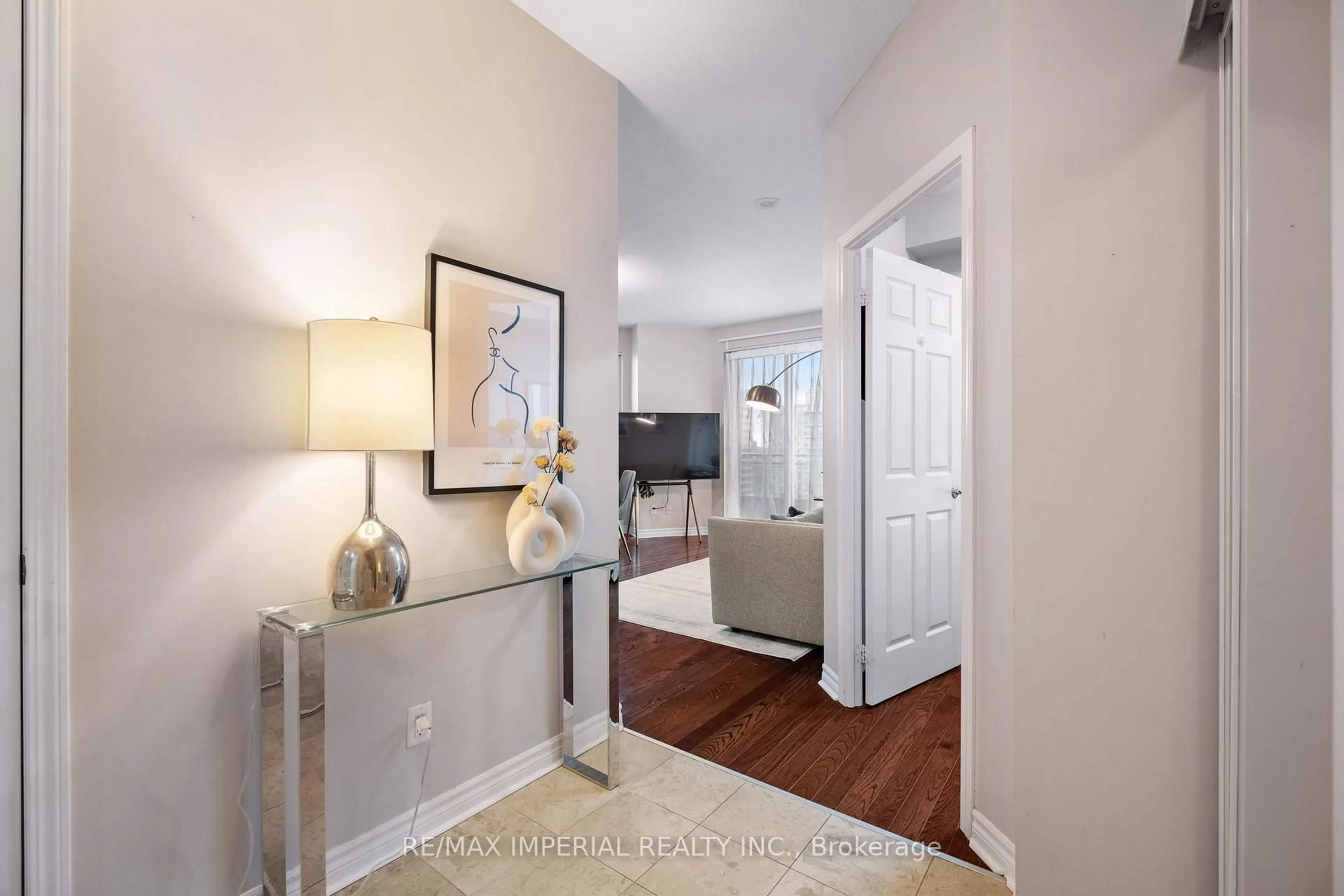 Indoor entryway for 18 Holmes Ave #2210, Toronto Ontario M2N 0E1