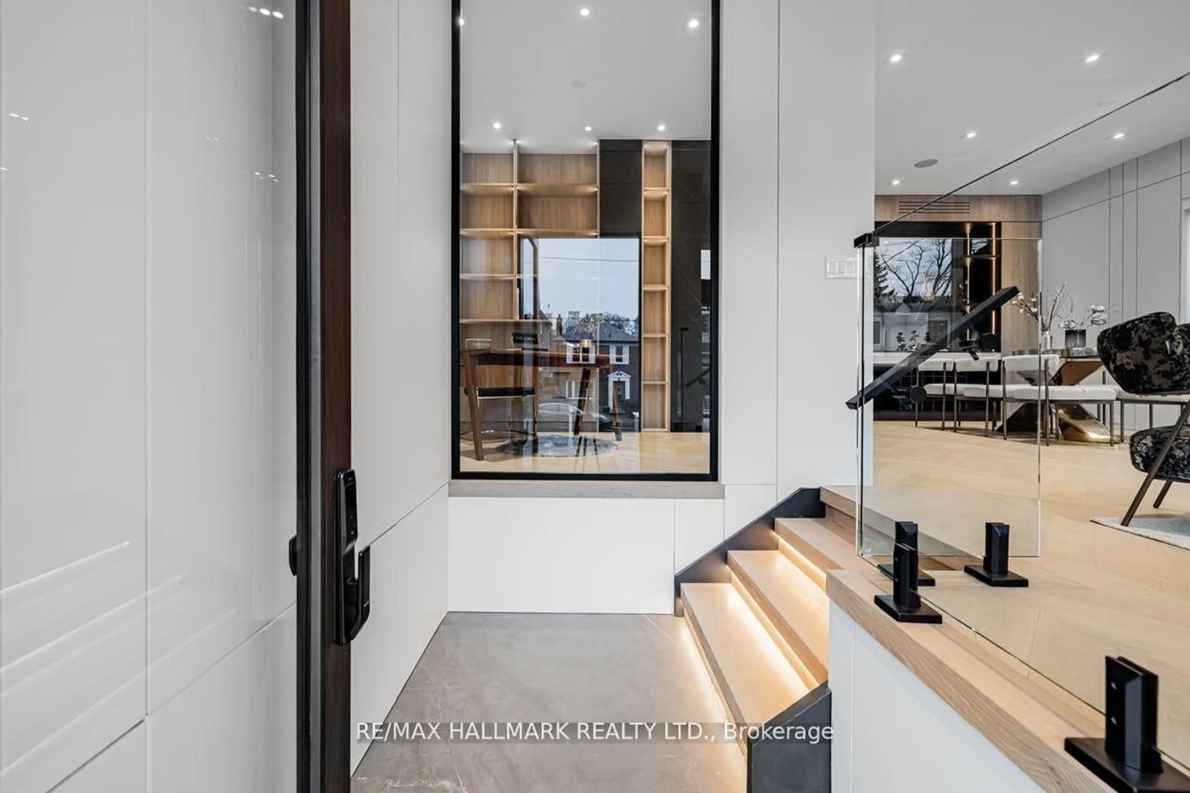 Indoor foyer for 37 Rowley Ave, Toronto Ontario M4P 2T1