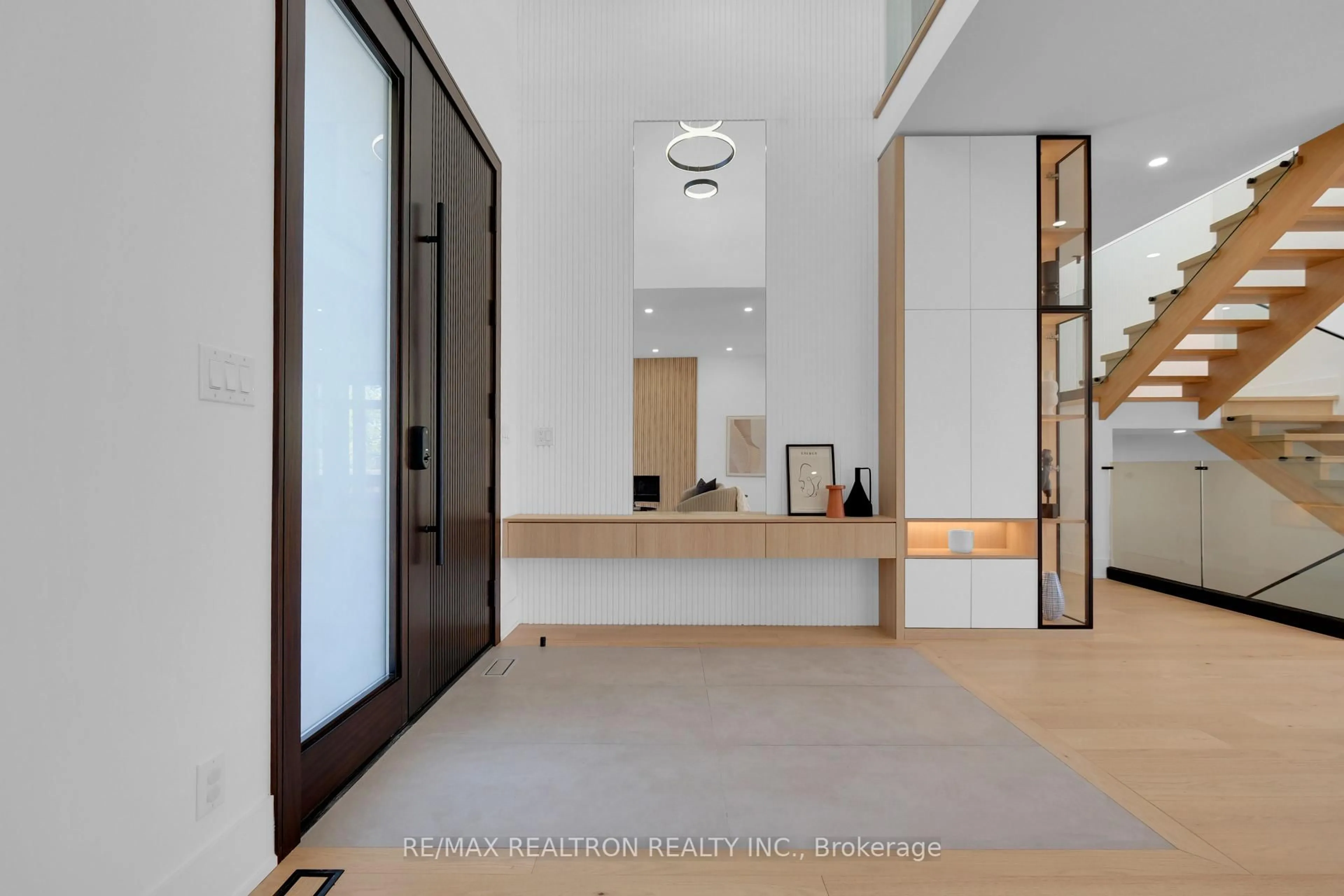 Indoor foyer for 28 Ternhill Cres, Toronto Ontario M3C 2E5