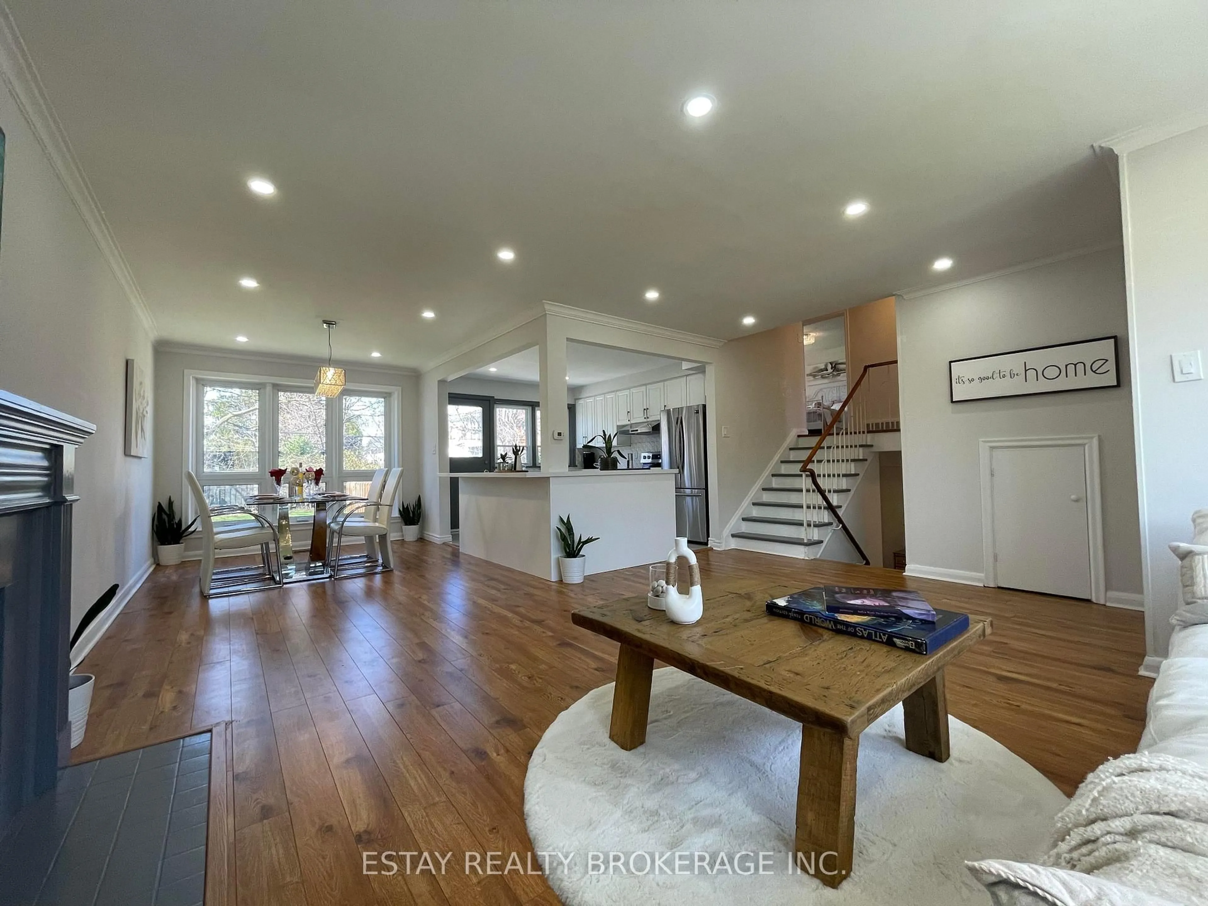 Indoor entryway for 116 Betty Ann Dr, Toronto Ontario M2N 1X4