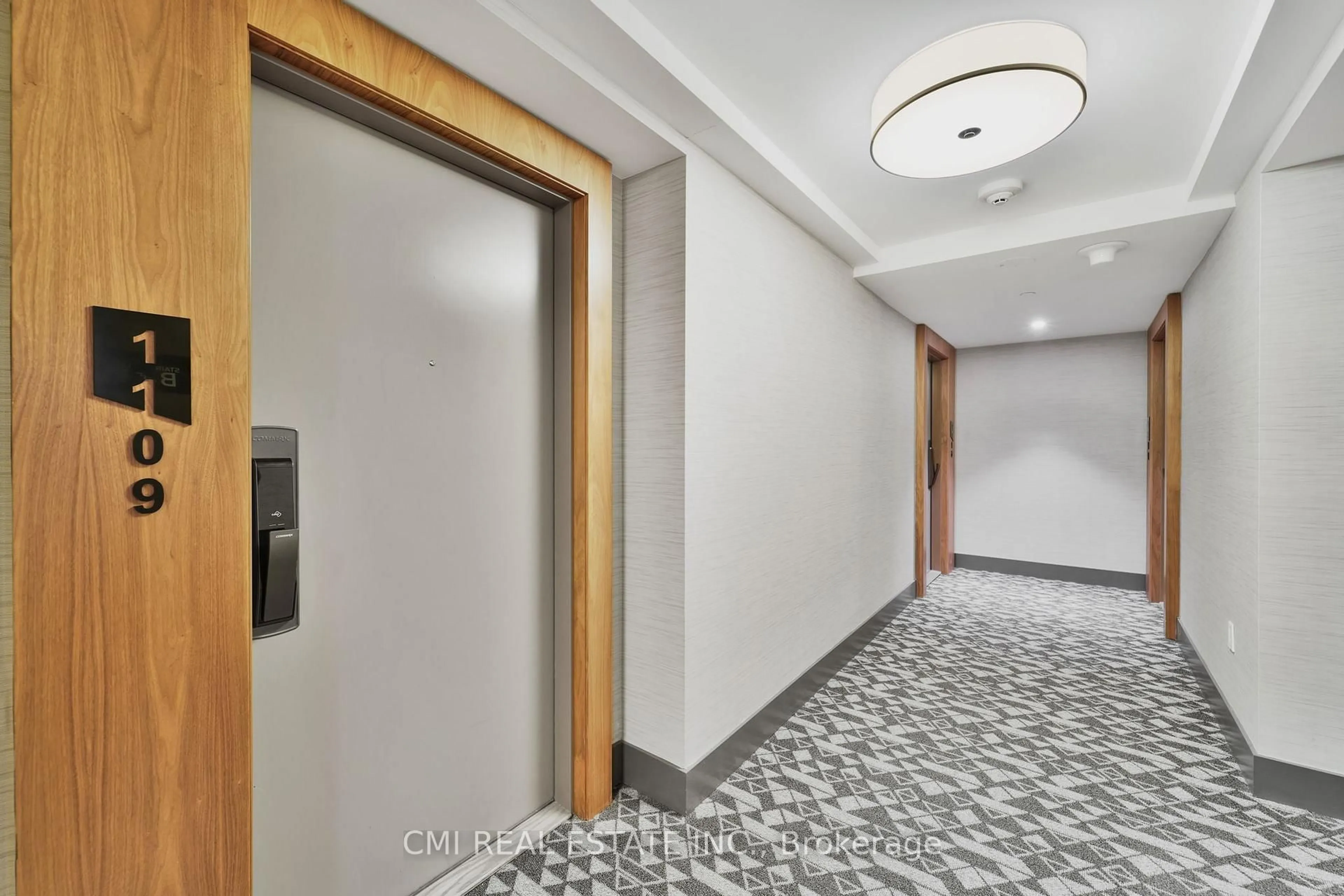 Indoor foyer for 10 York St #1109, Toronto Ontario M5J 0E1