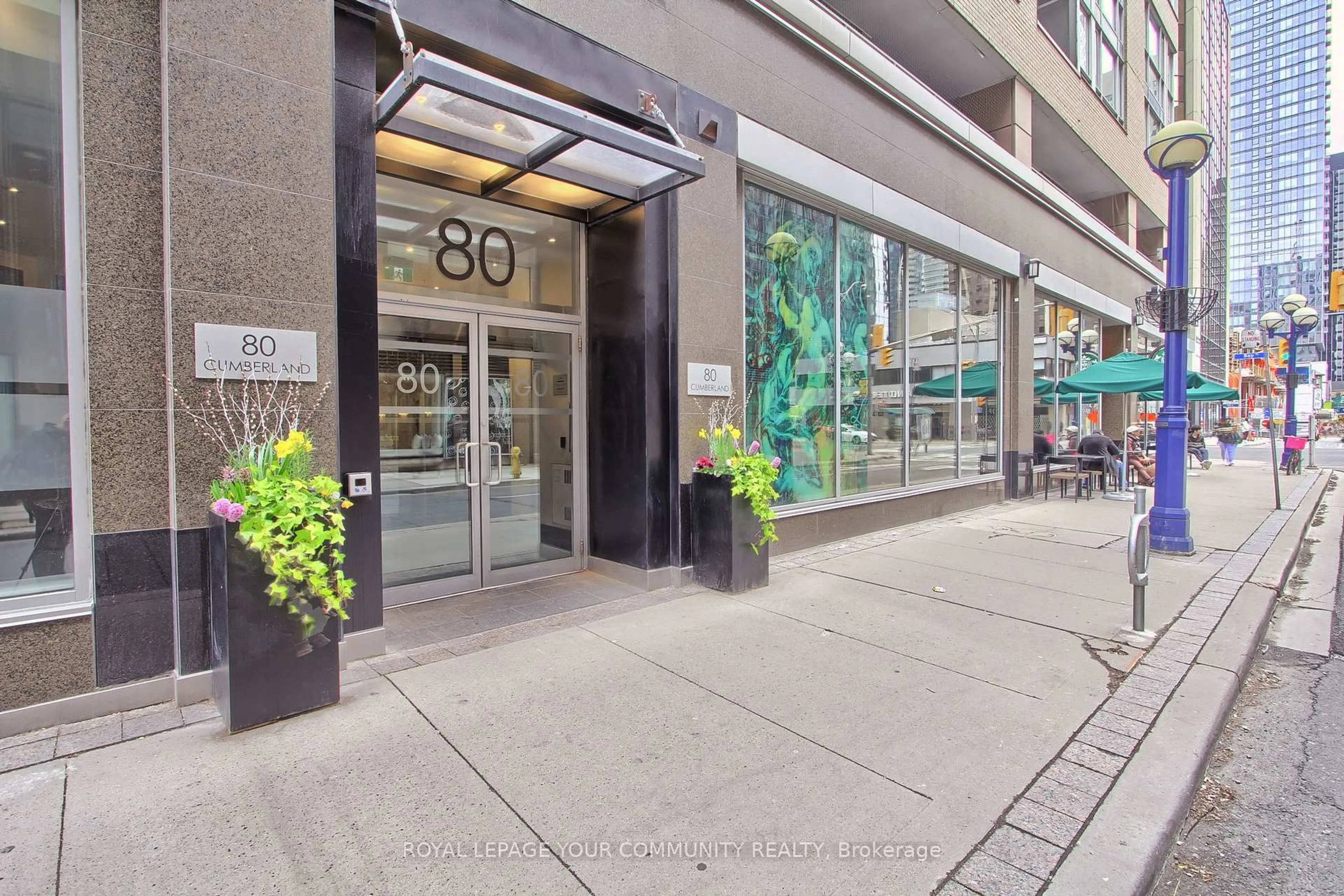 Indoor foyer for 80 Cumberland St #501, Toronto Ontario M5R 3V1