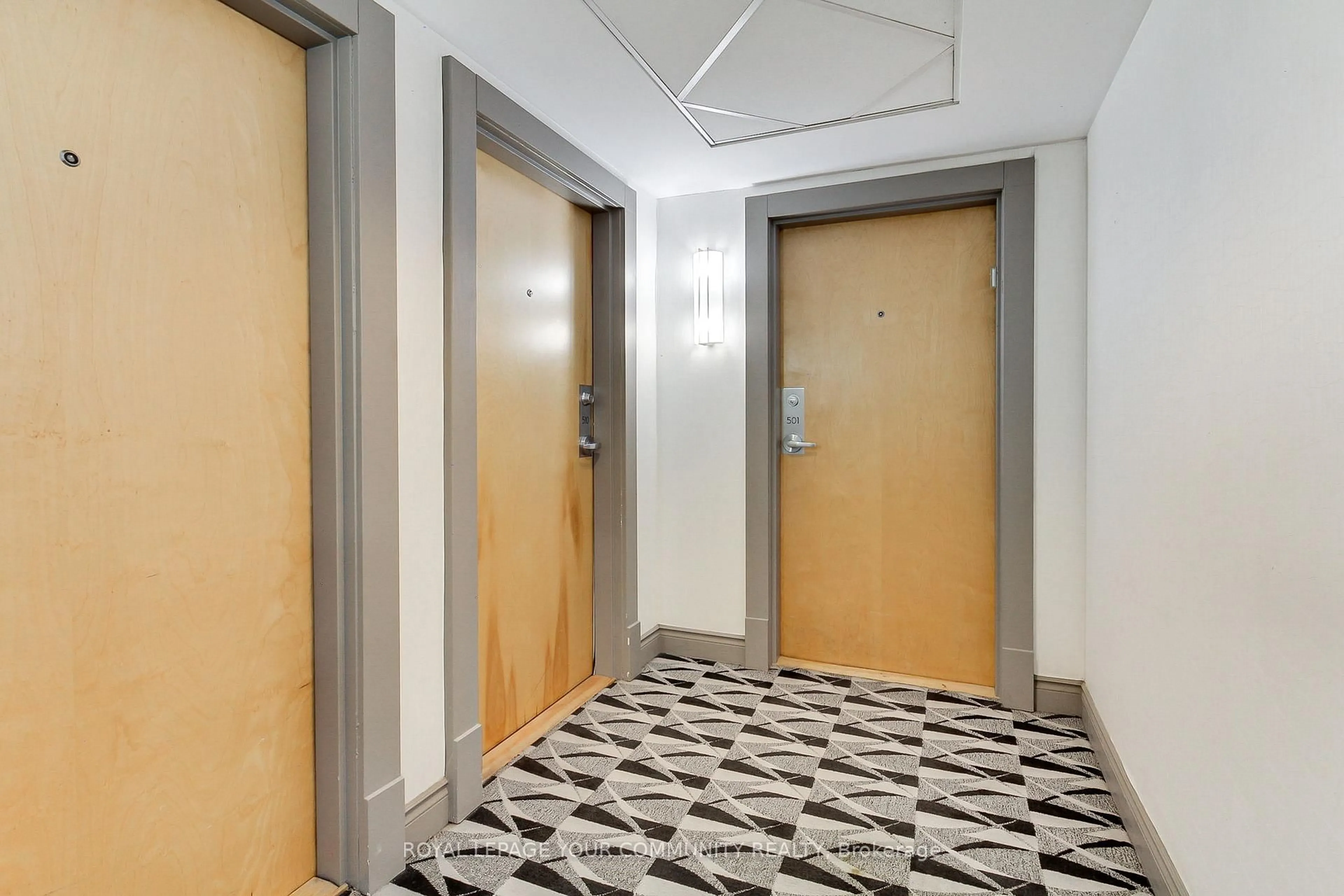 Indoor foyer for 80 Cumberland St #501, Toronto Ontario M5R 3V1