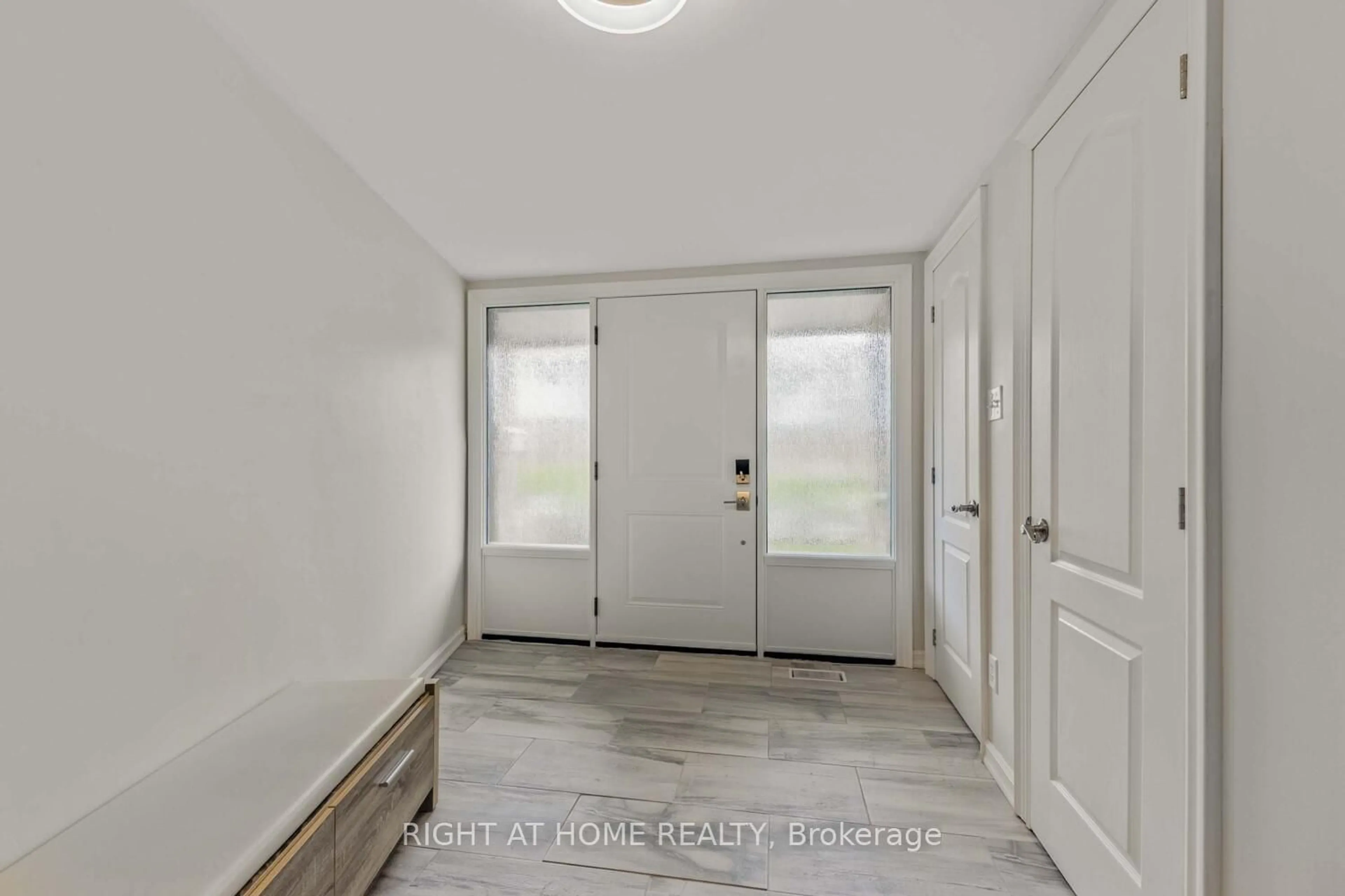 Indoor entryway for 164 Jenny Wren Way #126, Toronto Ontario M2H 2Z2