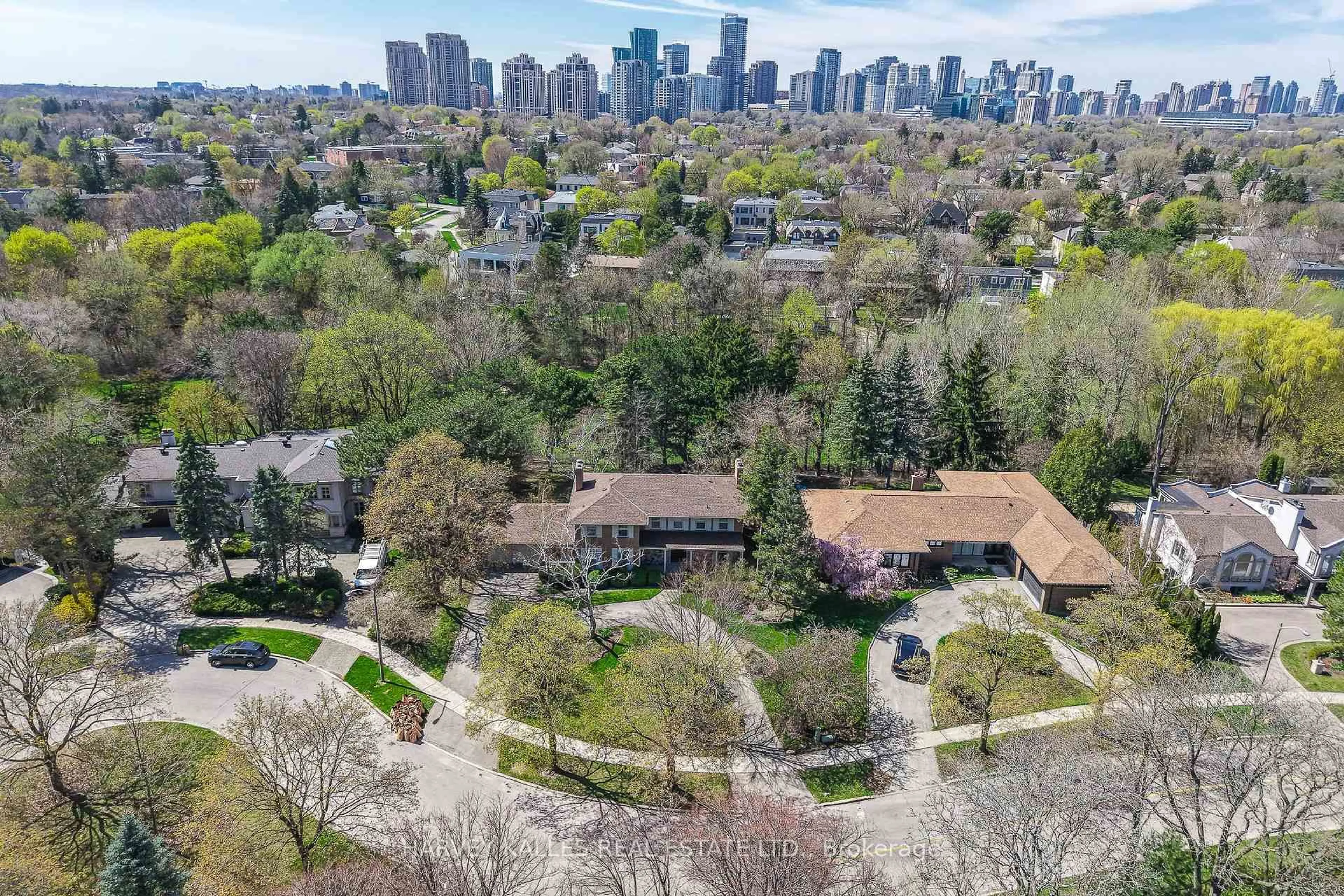 A pic from outside/outdoor area/front of a property/back of a property/a pic from drone, city buildings view from balcony for 38 Fifeshire Rd, Toronto Ontario M2L 2G6