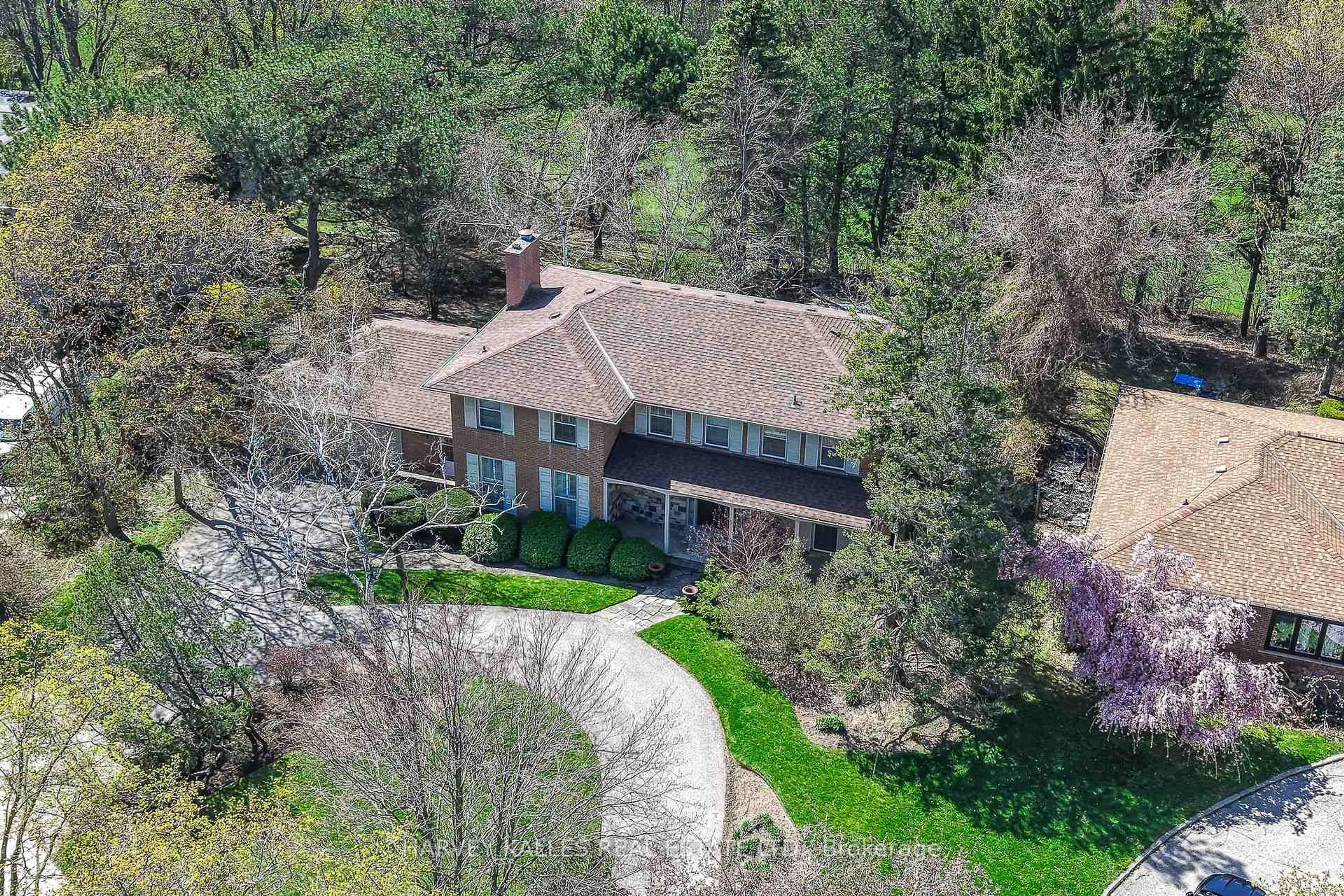 A pic from outside/outdoor area/front of a property/back of a property/a pic from drone, street for 38 Fifeshire Rd, Toronto Ontario M2L 2G6
