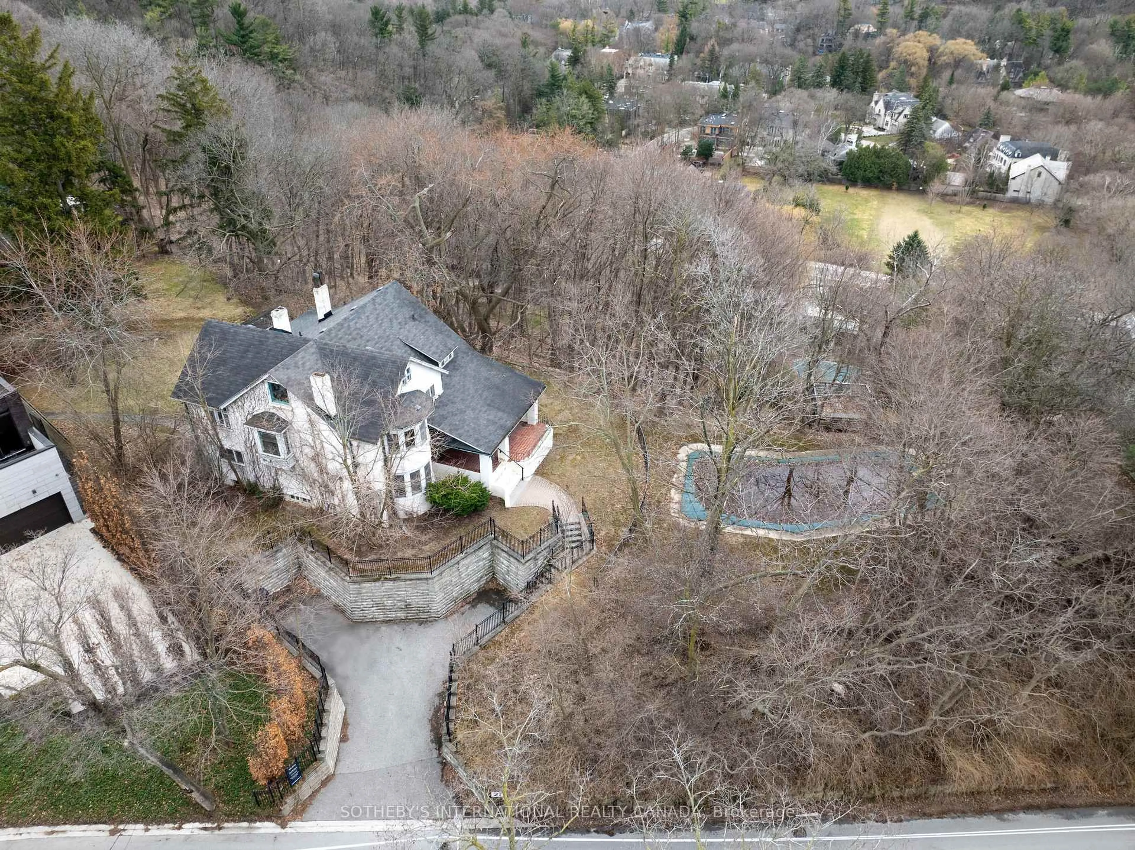 A pic from outside/outdoor area/front of a property/back of a property/a pic from drone, unknown for 27 Old Yonge St, Toronto Ontario M2P 1P6