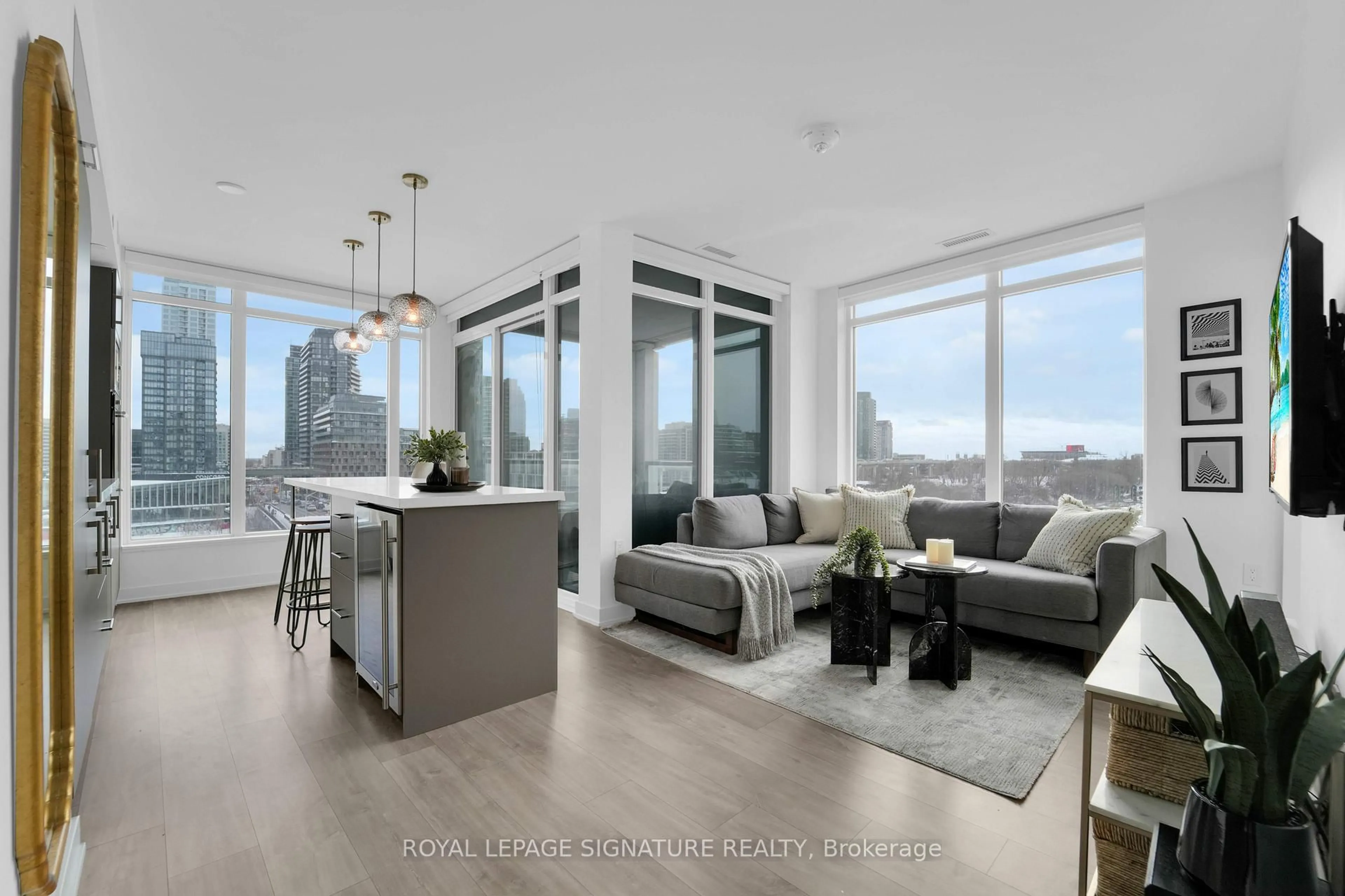 Living room with furniture, unknown for 27 Bathurst St #406, Toronto Ontario M5V 0R1